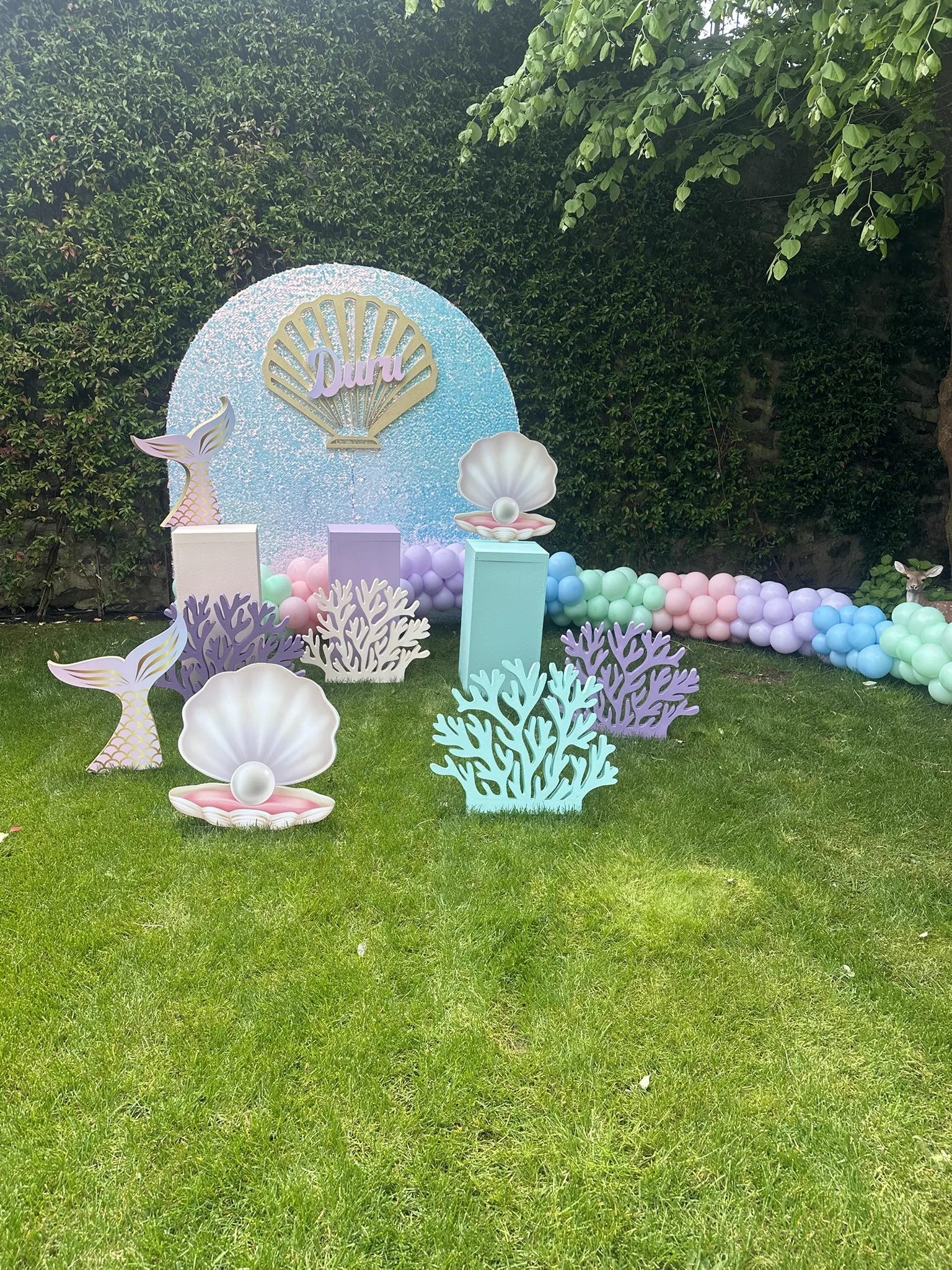 Seashell-themed outdoor photo area