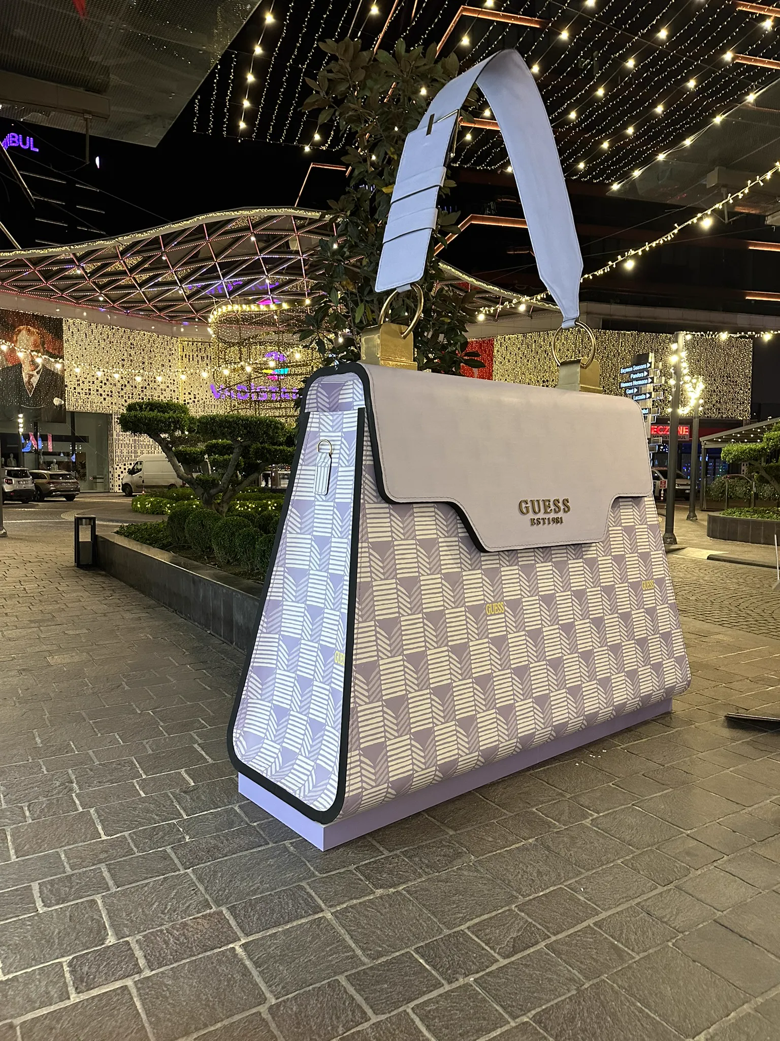 Büyük ölçekli çanta biçiminde özel reklam objesi