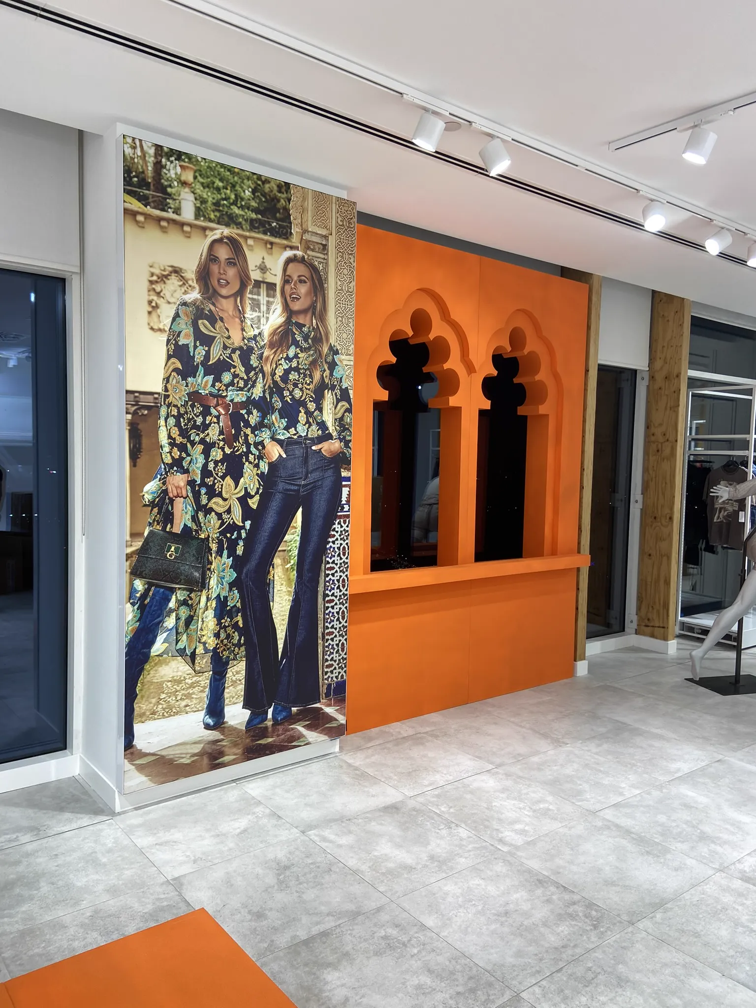 Hermès mağazası için özel vitrin dekoru imalatı