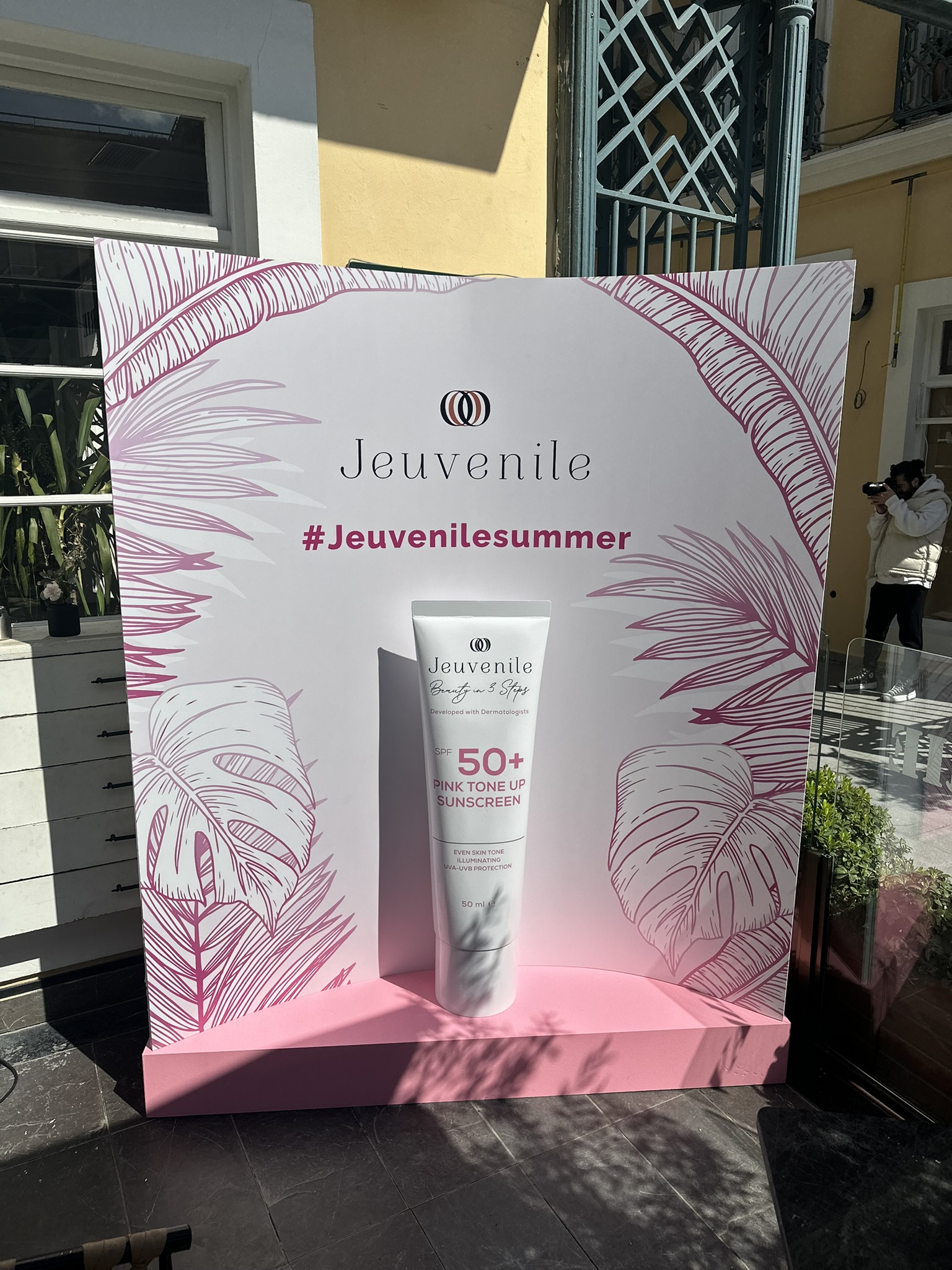 Jeuvenile Summer ürün tanıtım tabelası