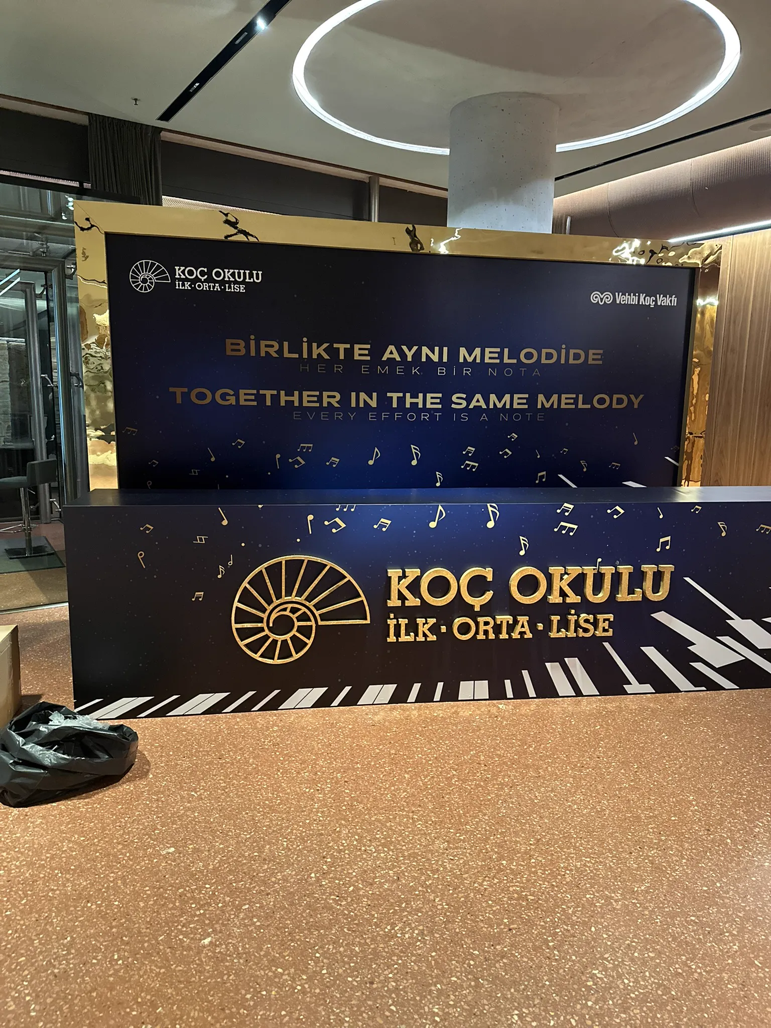Koç Okulu etkinliği için müzik temalı dekor