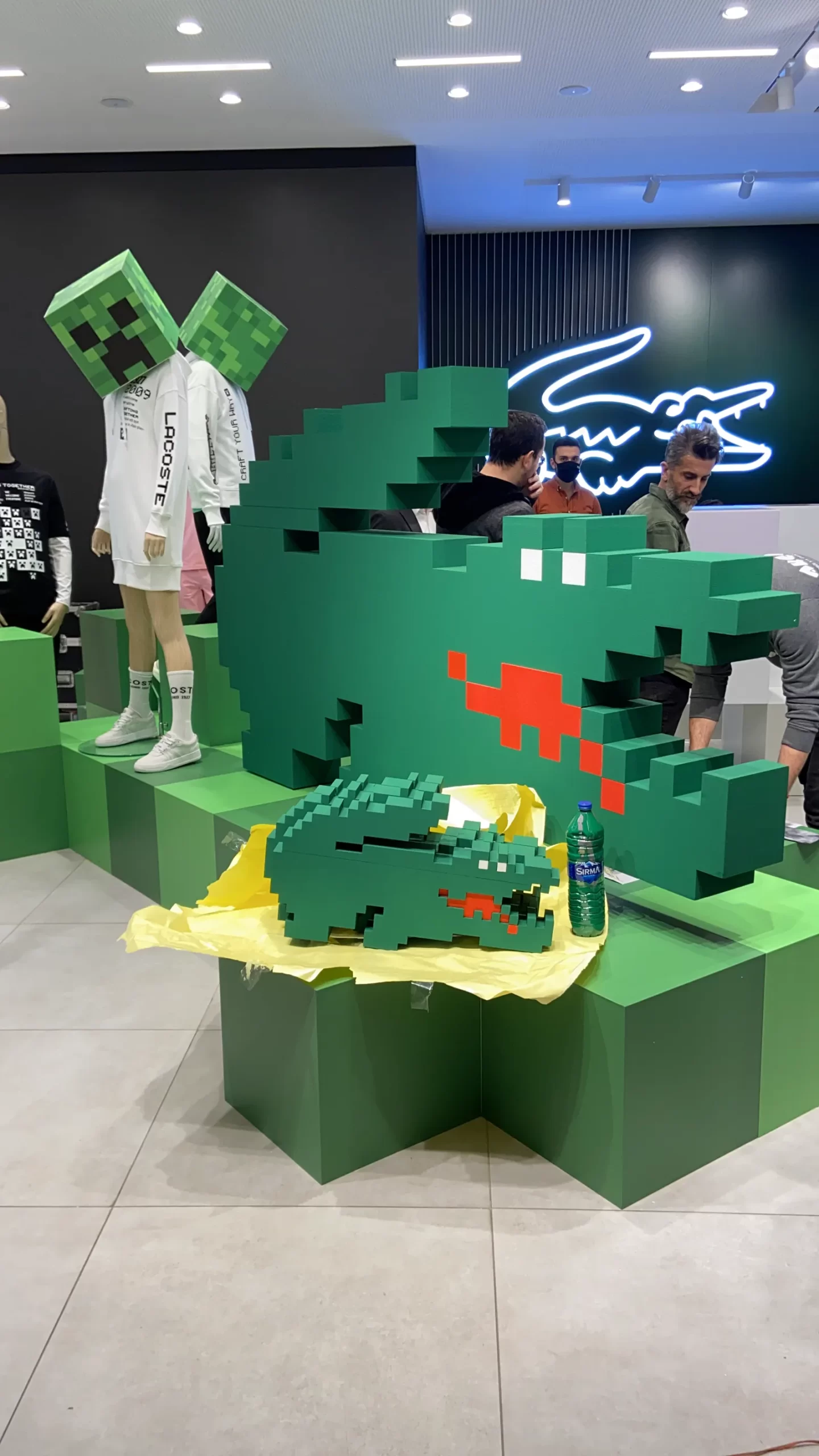 Lacoste Minecraft temalı mağaza içi dekor