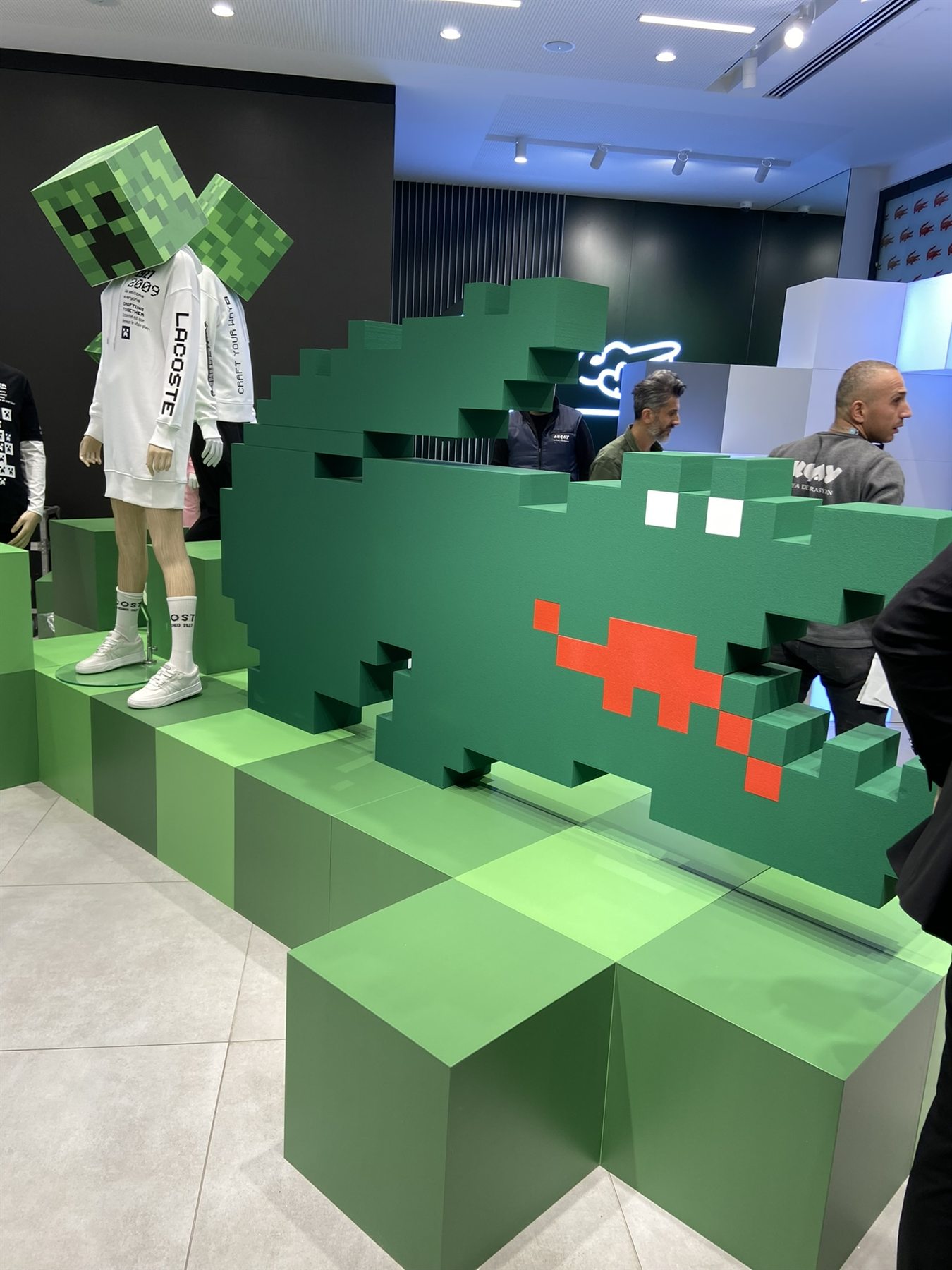 Lacoste Minecraft mağaza dekoru