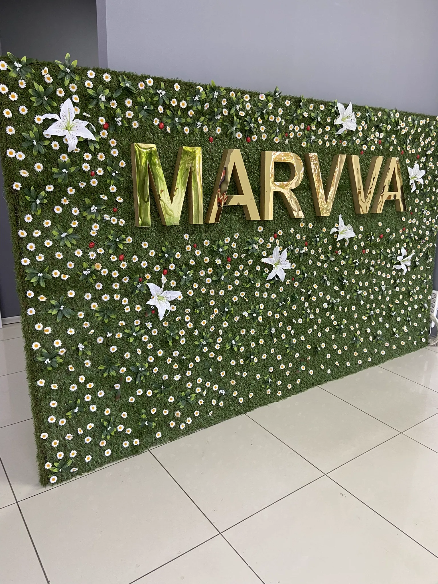 MARVY markası için çiçek duvarı ve 3D harf uygulaması
