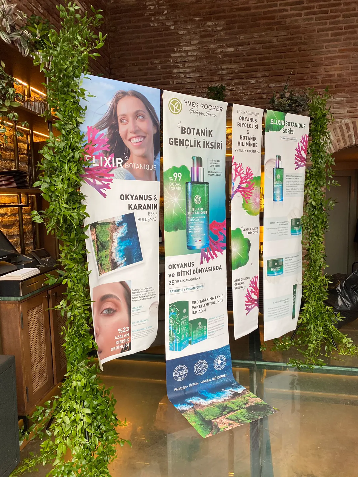 Garnier ürünleri için açık hava tanıtım ve sergileme standı