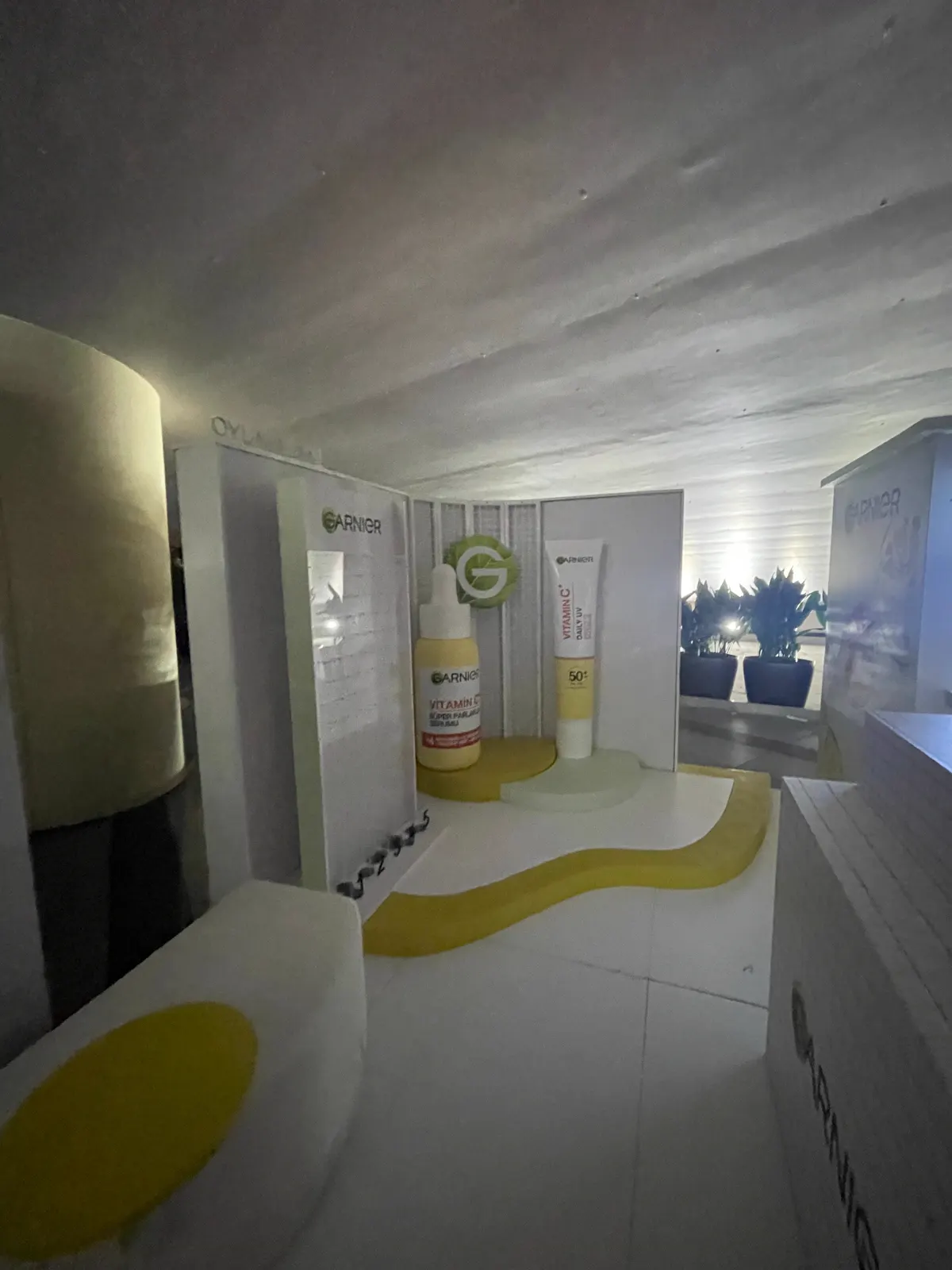 Garnier etkinliği için markalı iç mekân deneyim alanı