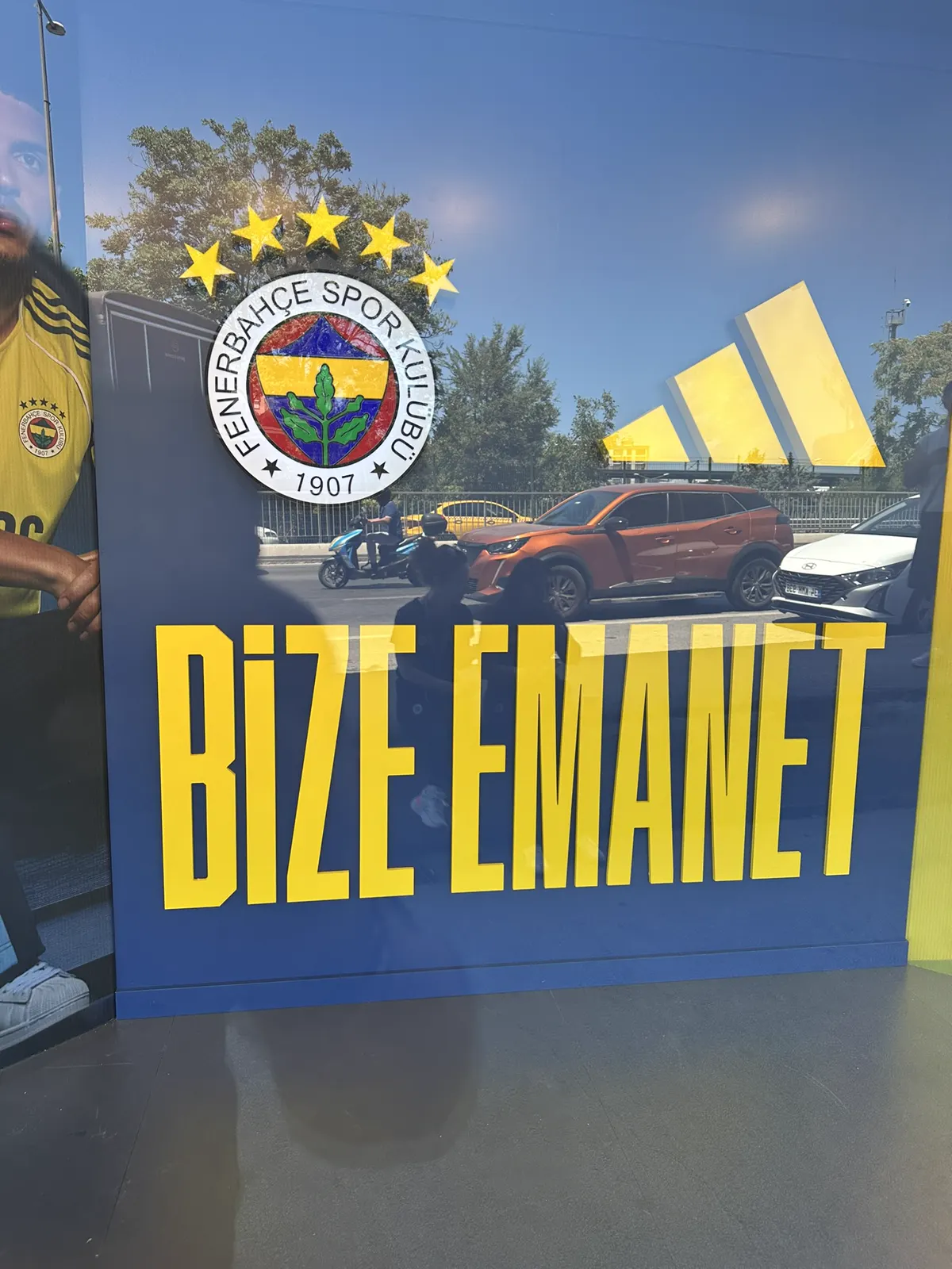 Fenerbahçe ve Adidas temalı fotoğraf alanı dekoru