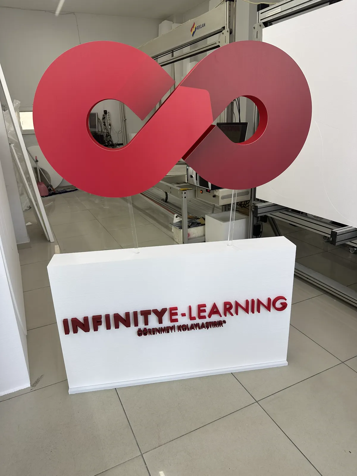 Infinity E-Learning üç boyutlu logo ve karşılama standı