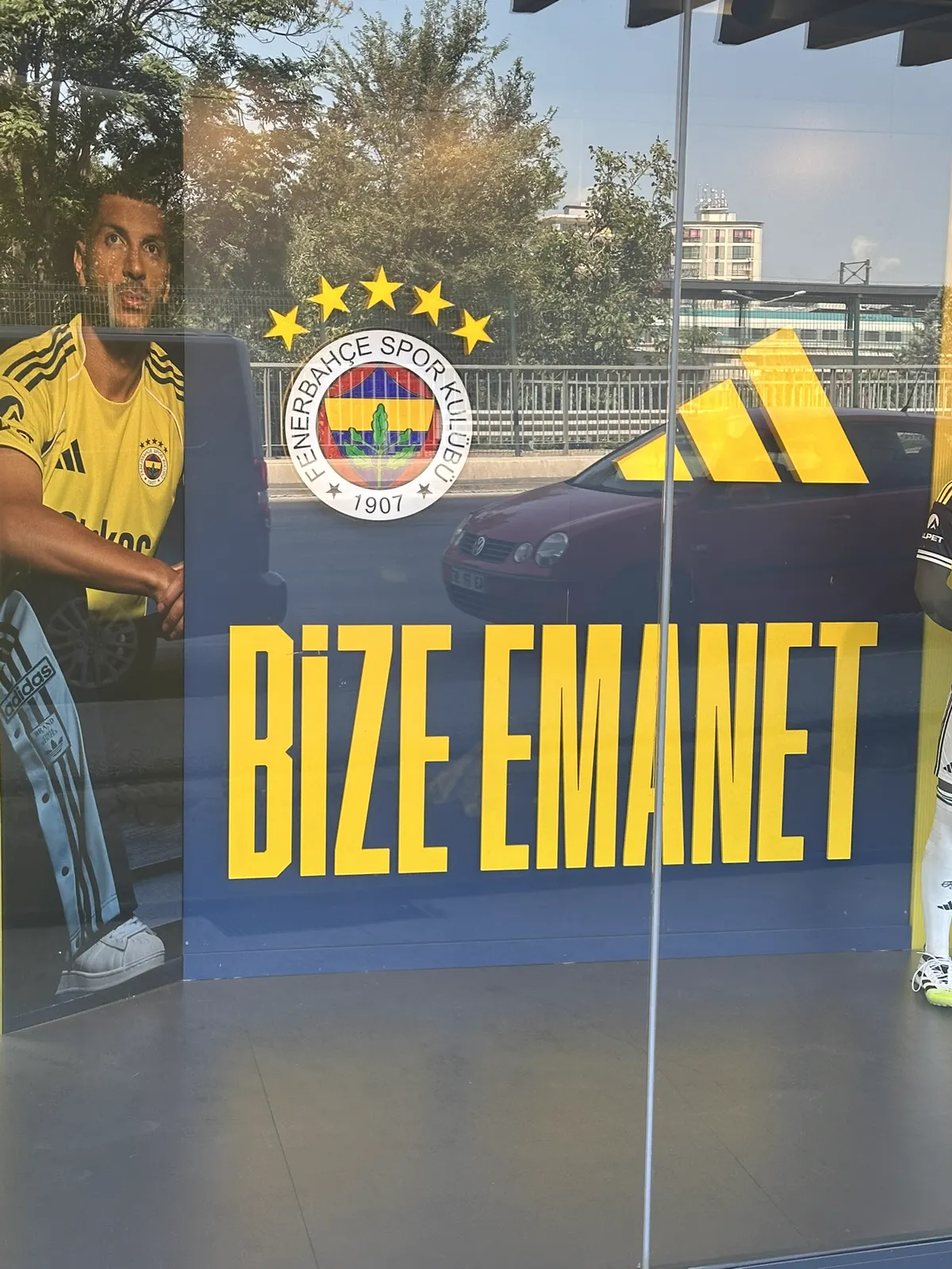 Fenerbahçe ve Adidas markalı deneyim alanı dekoru