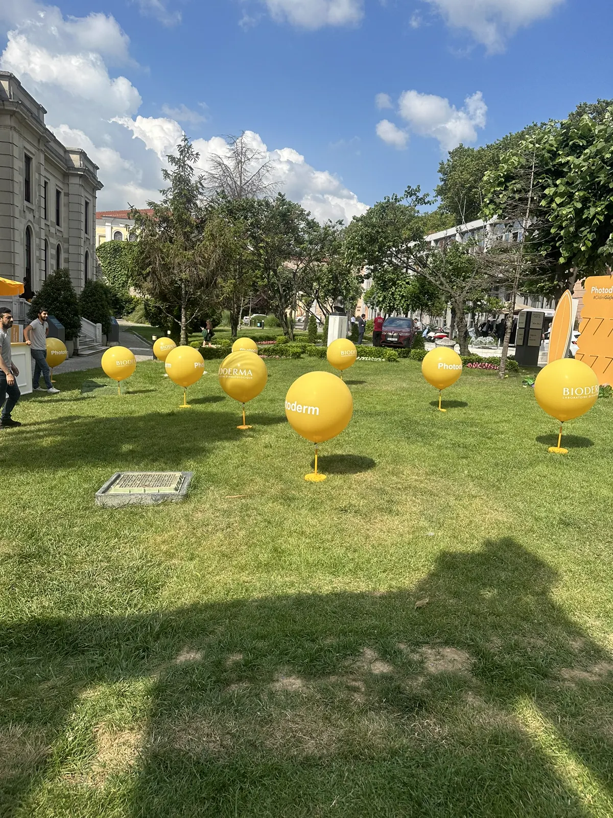 Açık hava etkinliği için sarı kürelerden dekor uygulaması