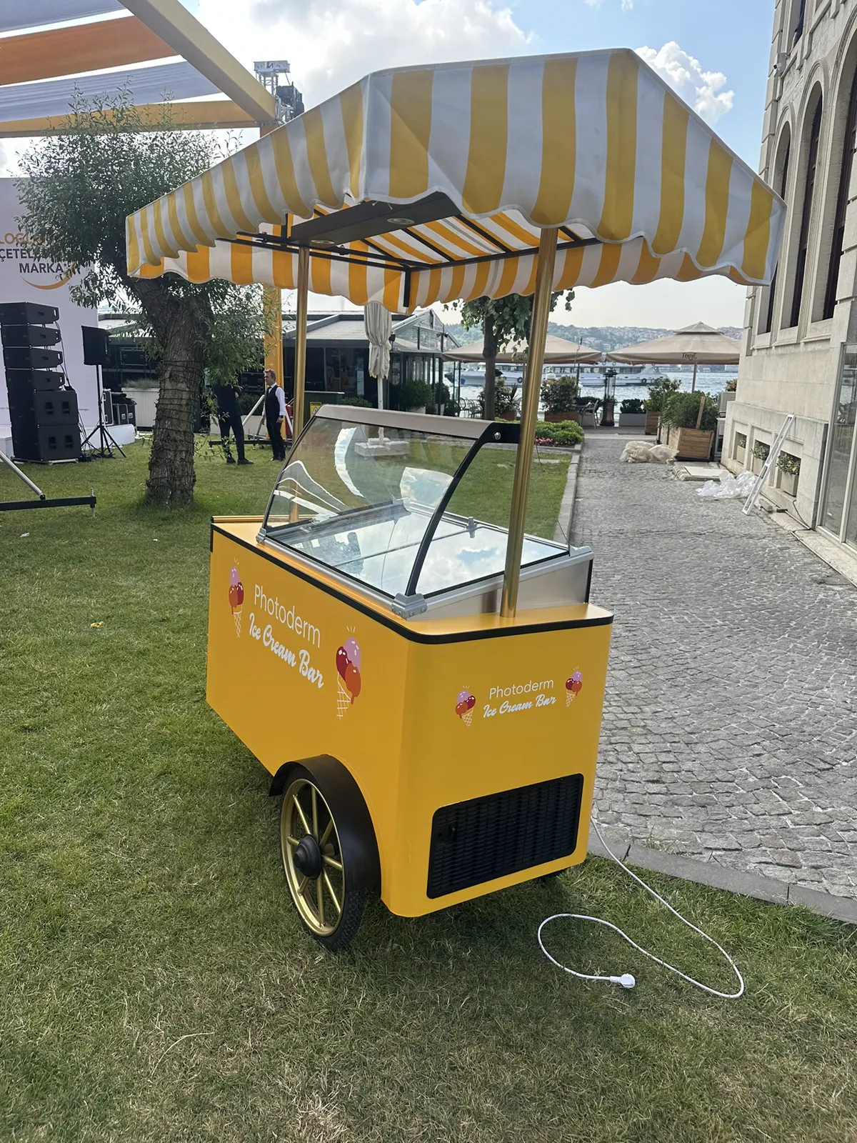 Etkinlik alanı için sarı renkli mobil servis arabası