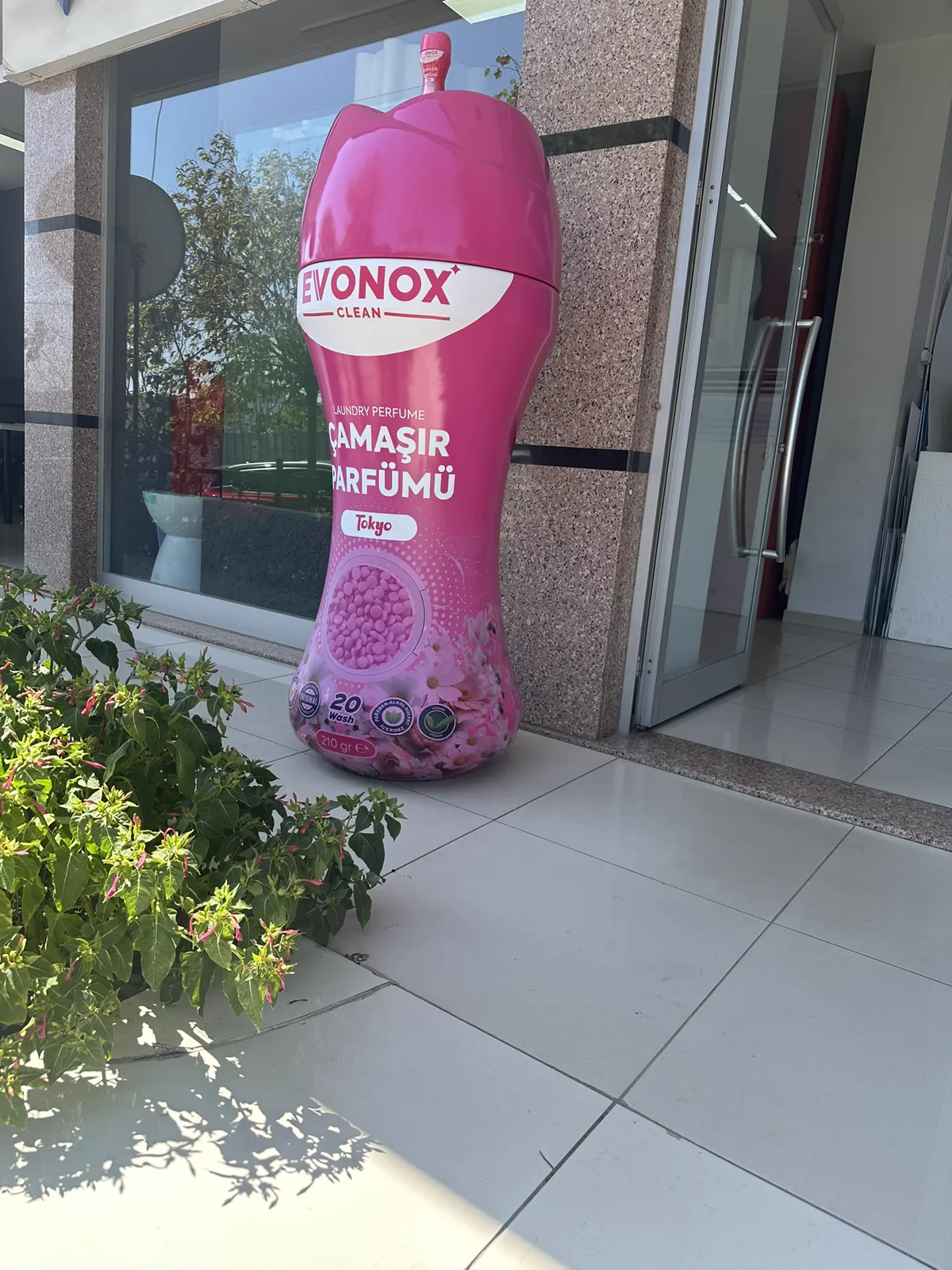 Detonox şampuan şişesi büyük ölçekli reklam replikası