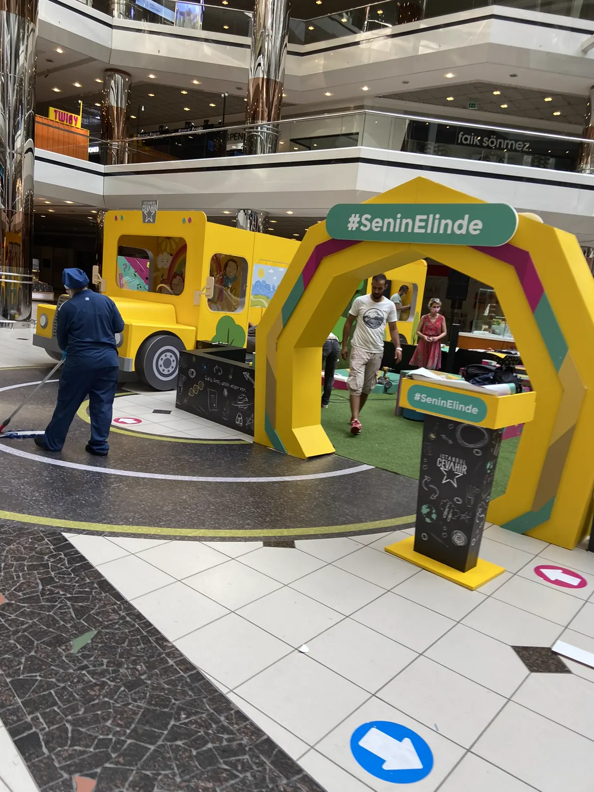 Alışveriş merkezi için markalı etkinlik ve tanıtım kiosku