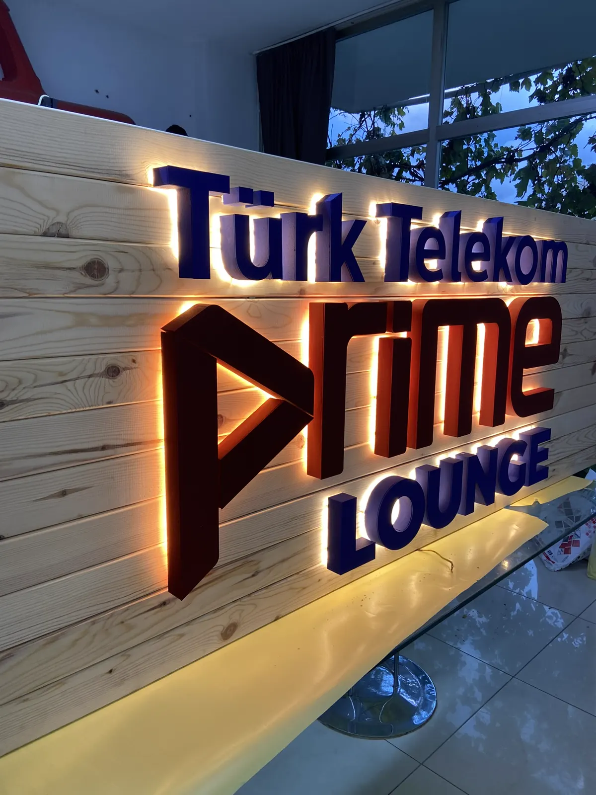 Türk Telekom Prime Lounge duvar tabela uygulaması