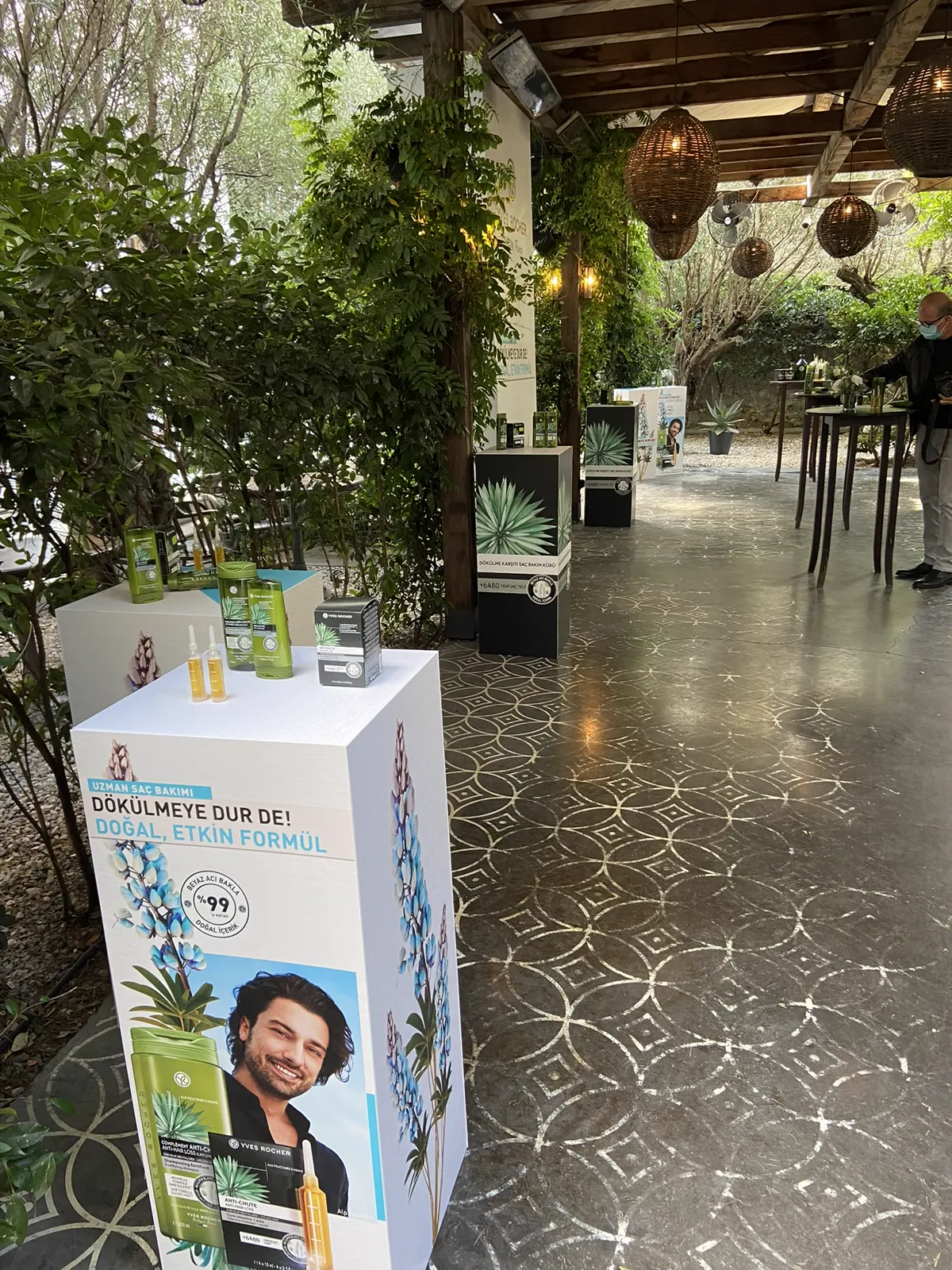 Garnier ürünleri için açık hava tanıtım standı