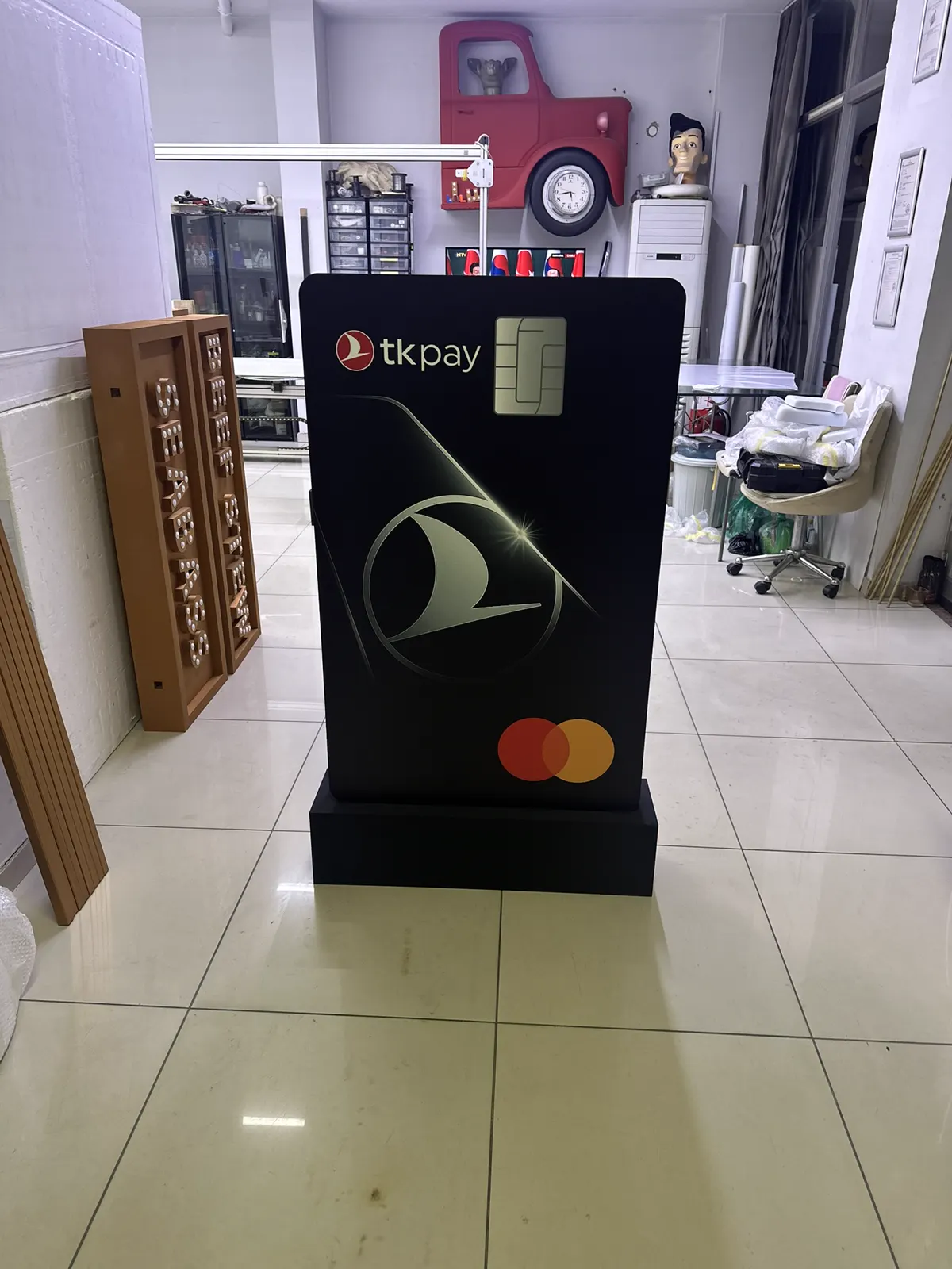 Troy ödeme kartı biçiminde büyük ölçekli reklam objesi