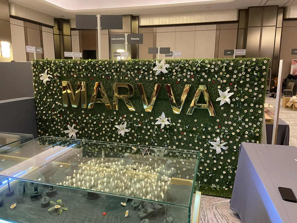 Marvya için çiçek duvarı ve üç boyutlu logo uygulaması