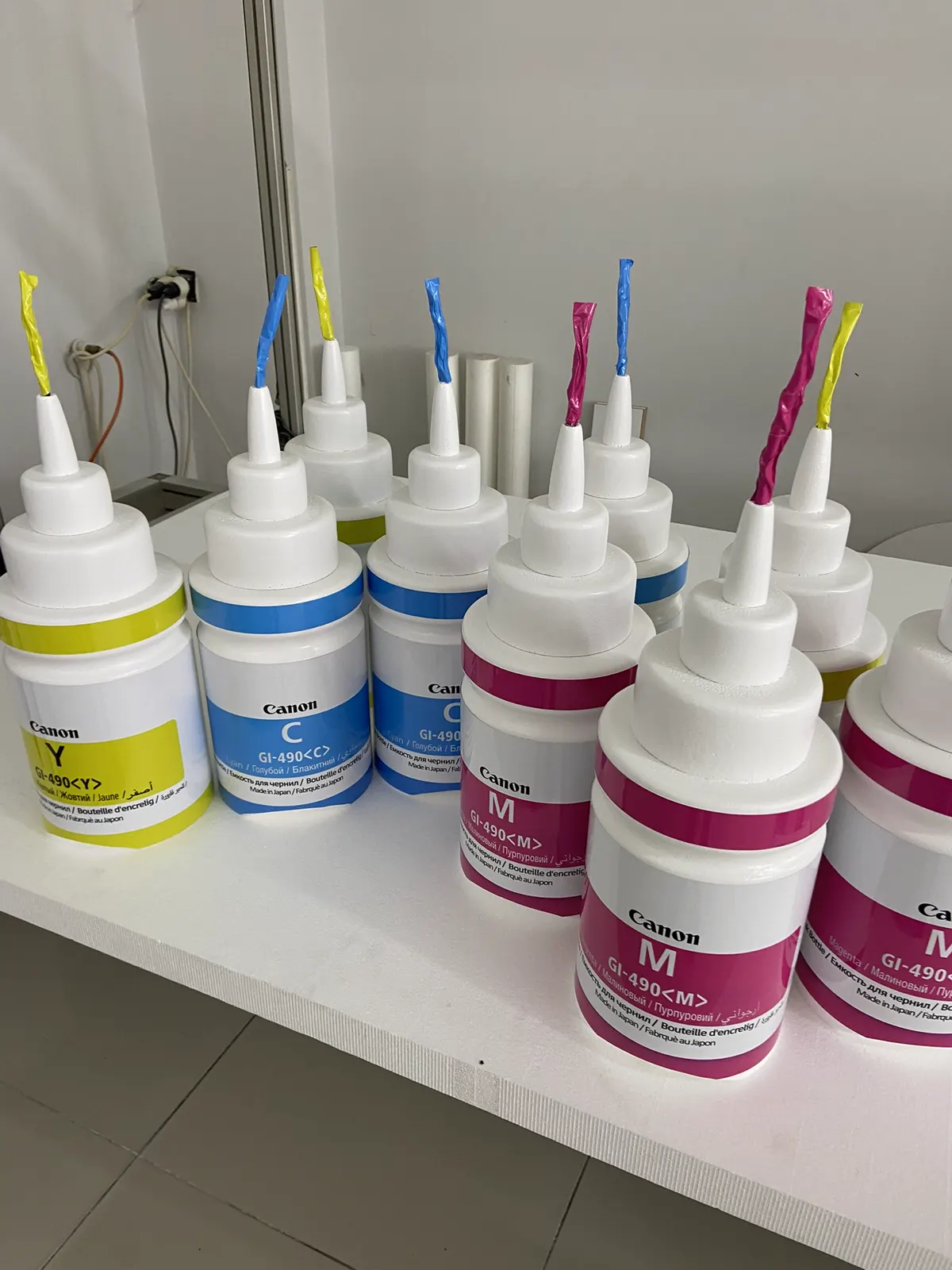 Renkli damlalıklı şişelerden kozmetik ürün dummy seti