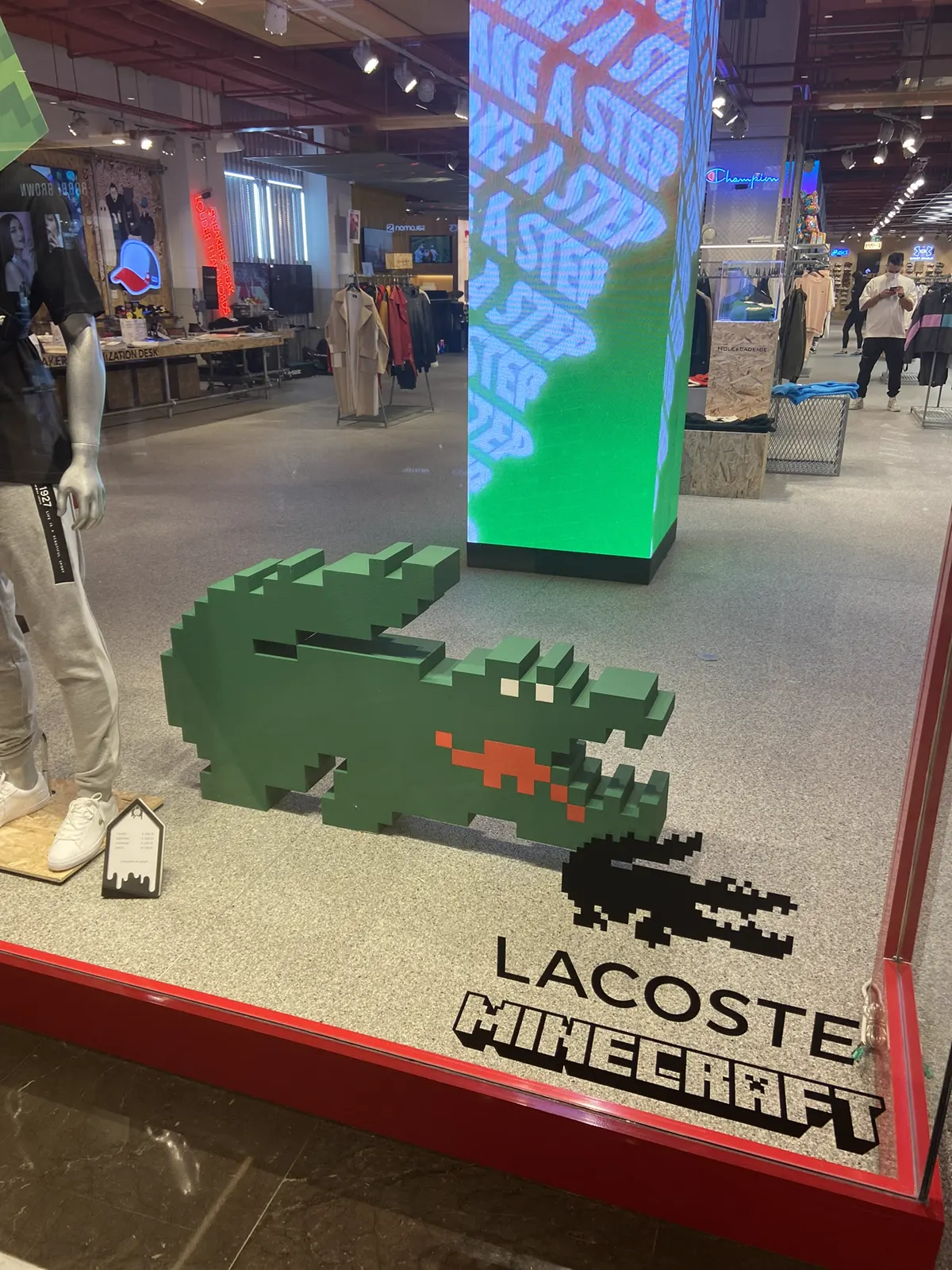 Lacoste Minecraft temalı mağaza içi zemin dekoru