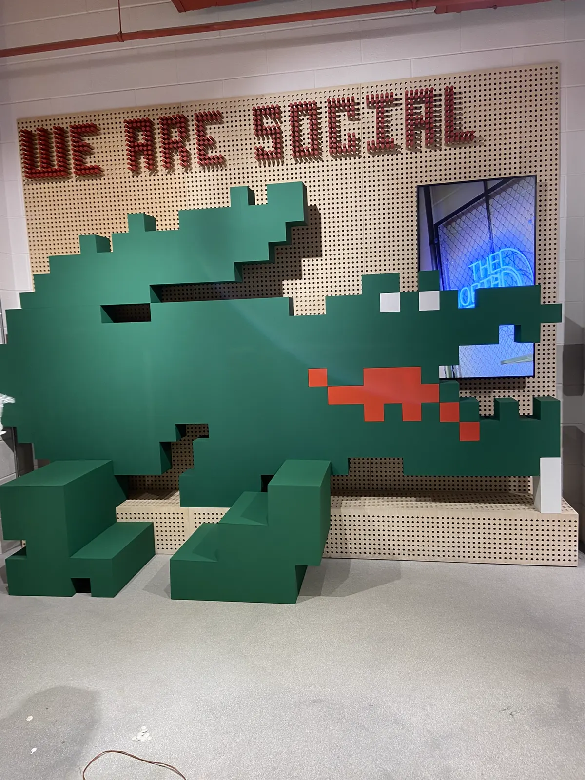 Lacoste Minecraft temalı piksel oturma ve fotoğraf alanı
