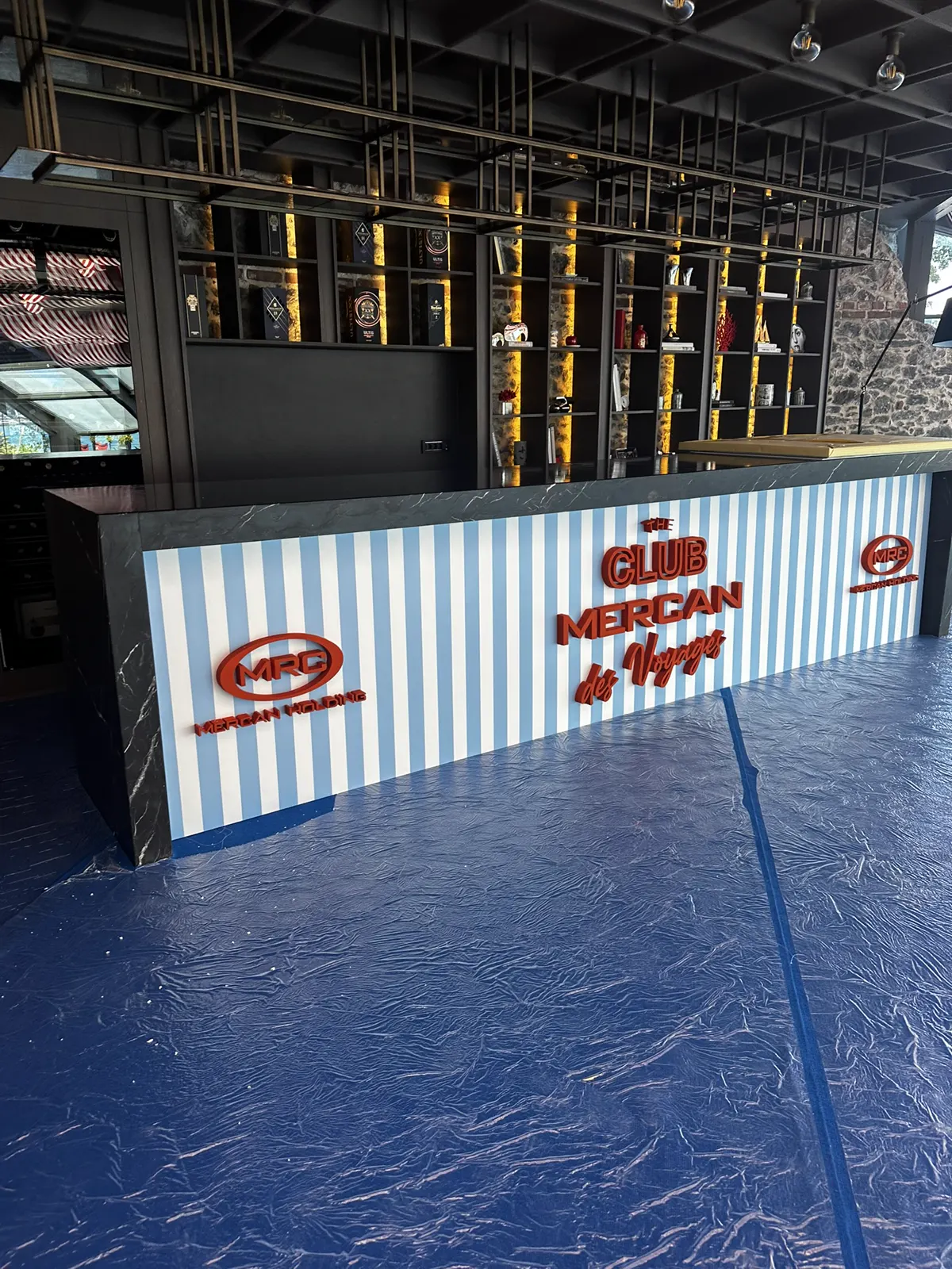 Etkinlik alanı için markalı bar ve karşılama standı