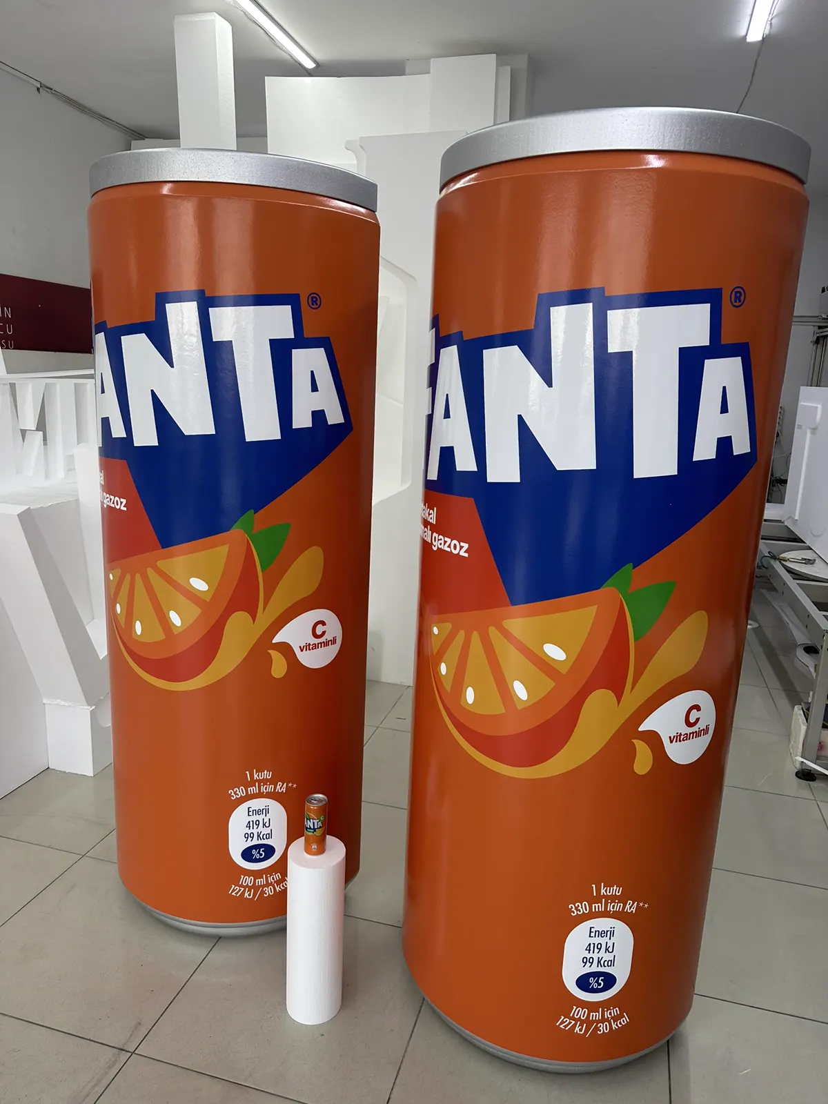 Fanta kutusu biçiminde büyük ölçekli reklam dummyleri