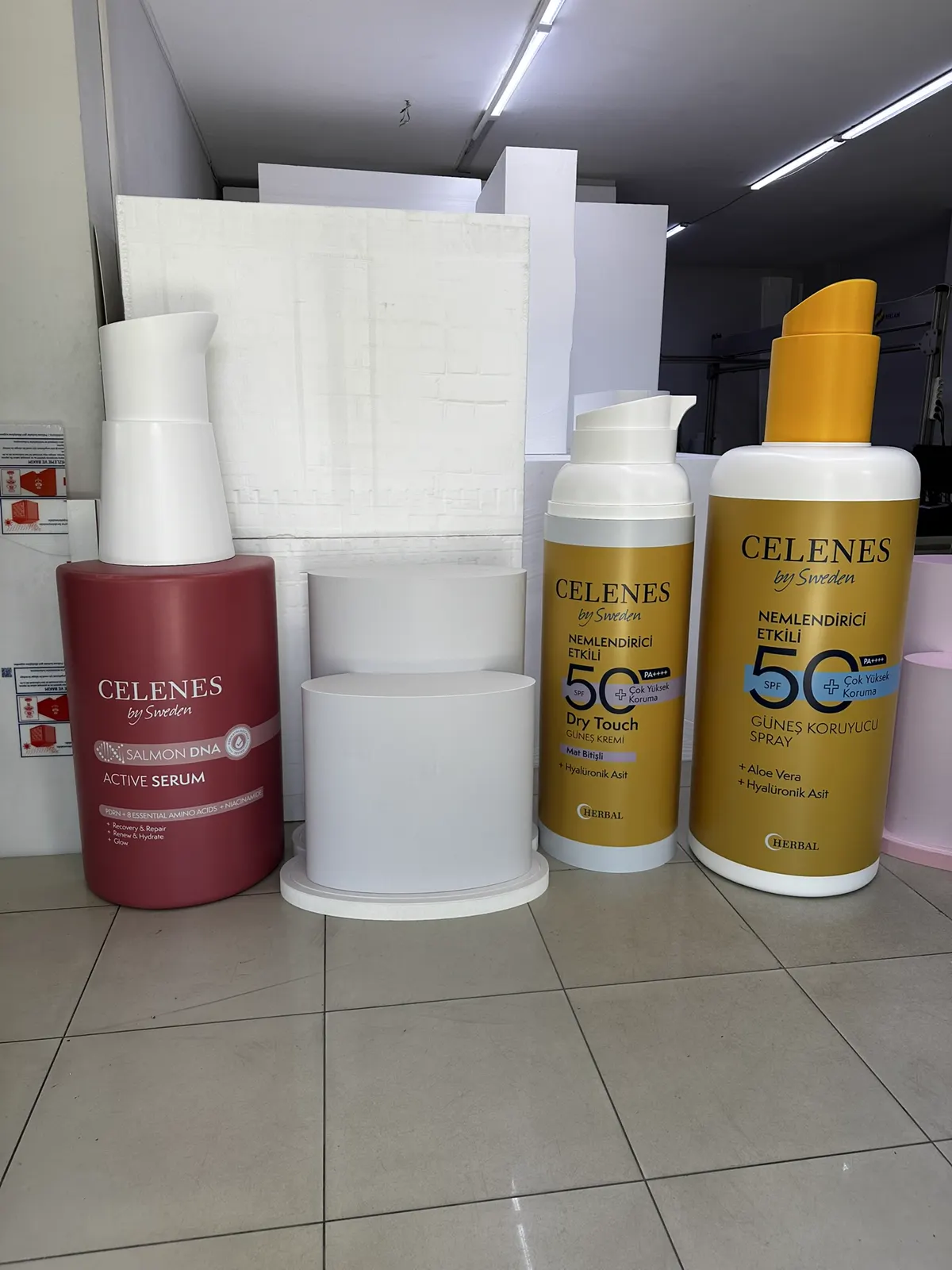 Güneş kremi ürünleri için farklı ölçeklerde dummy seti