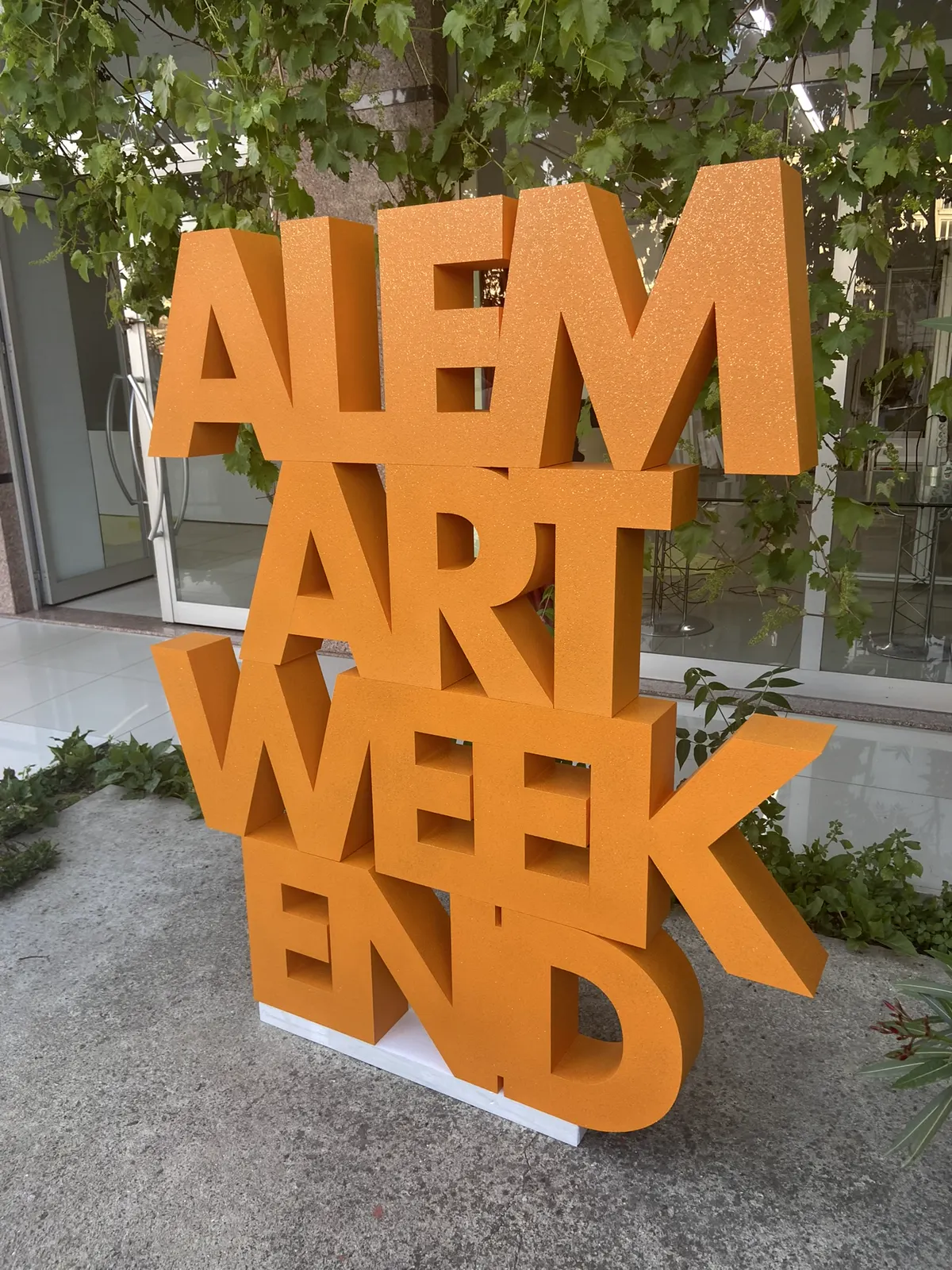 Alem Art Weekend etkinliği için üç boyutlu harfler