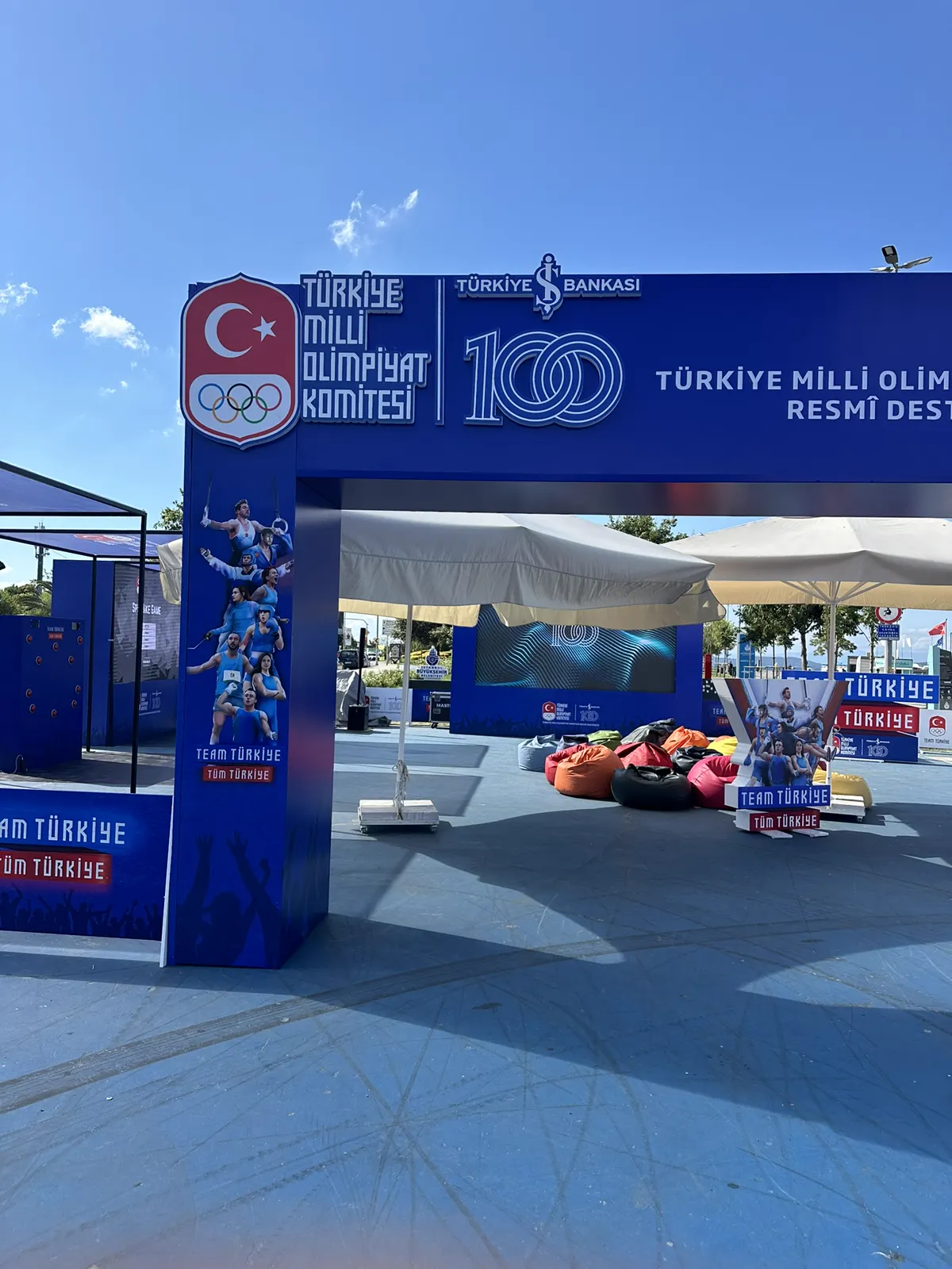 Kurumsal açık hava etkinliği için sahne ve deneyim alanı