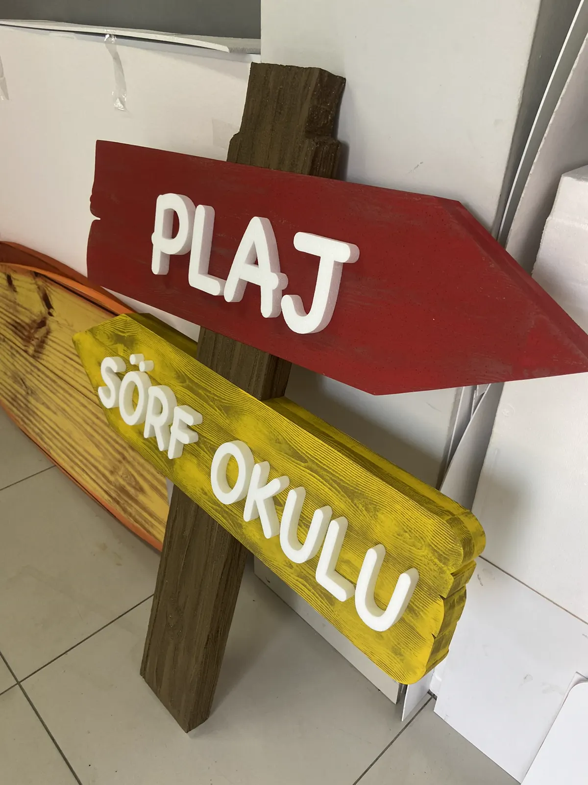 Plaj ve sörf okulu için ahşap görünümlü yön tabelası