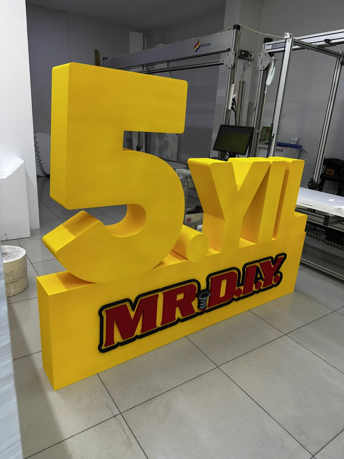 Mr Big için beşinci yıl temalı üç boyutlu reklam objesi