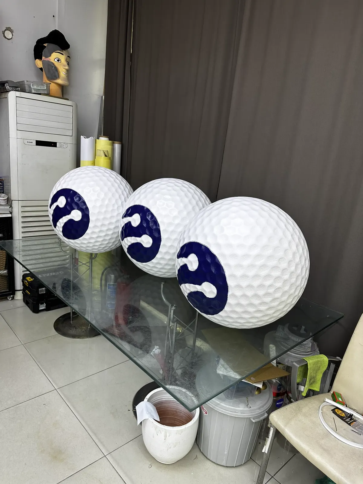 Markalı golf topları biçiminde büyük ölçekli dekor objeleri