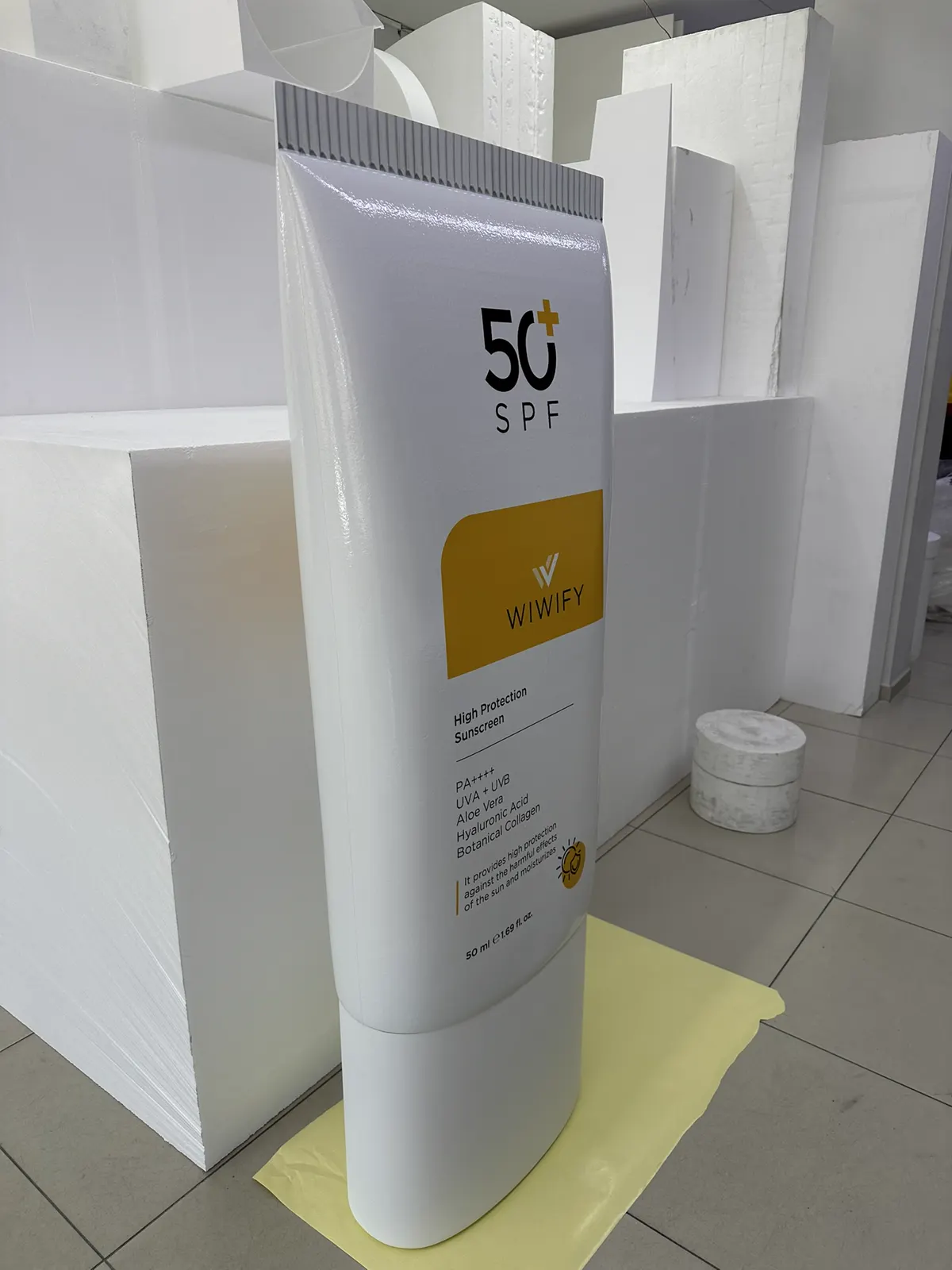 SPF 50 güneş kremi tüpü büyük ölçekli ürün replikası