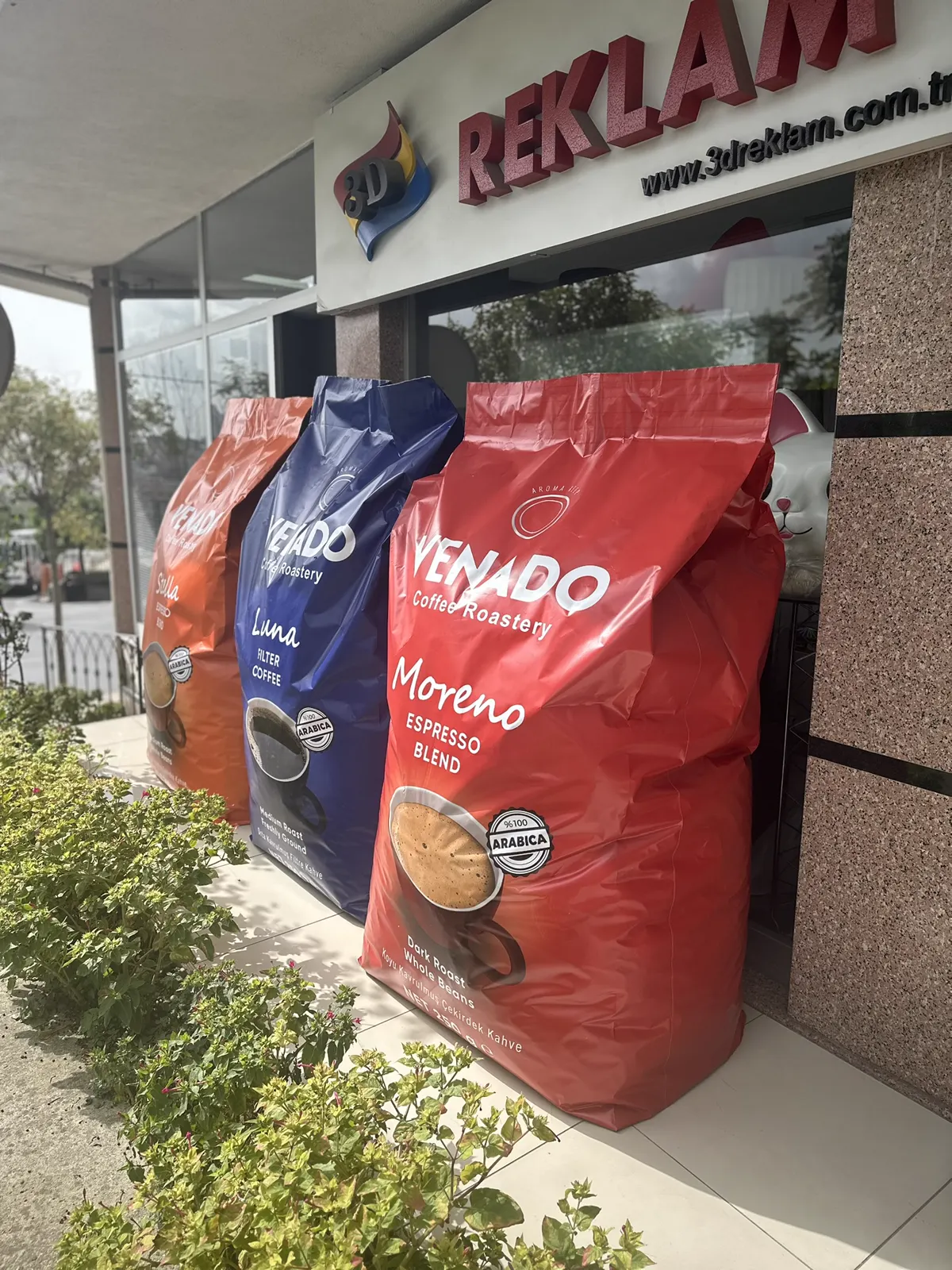 Venado ambalajı biçiminde dış mekân reklam uygulaması
