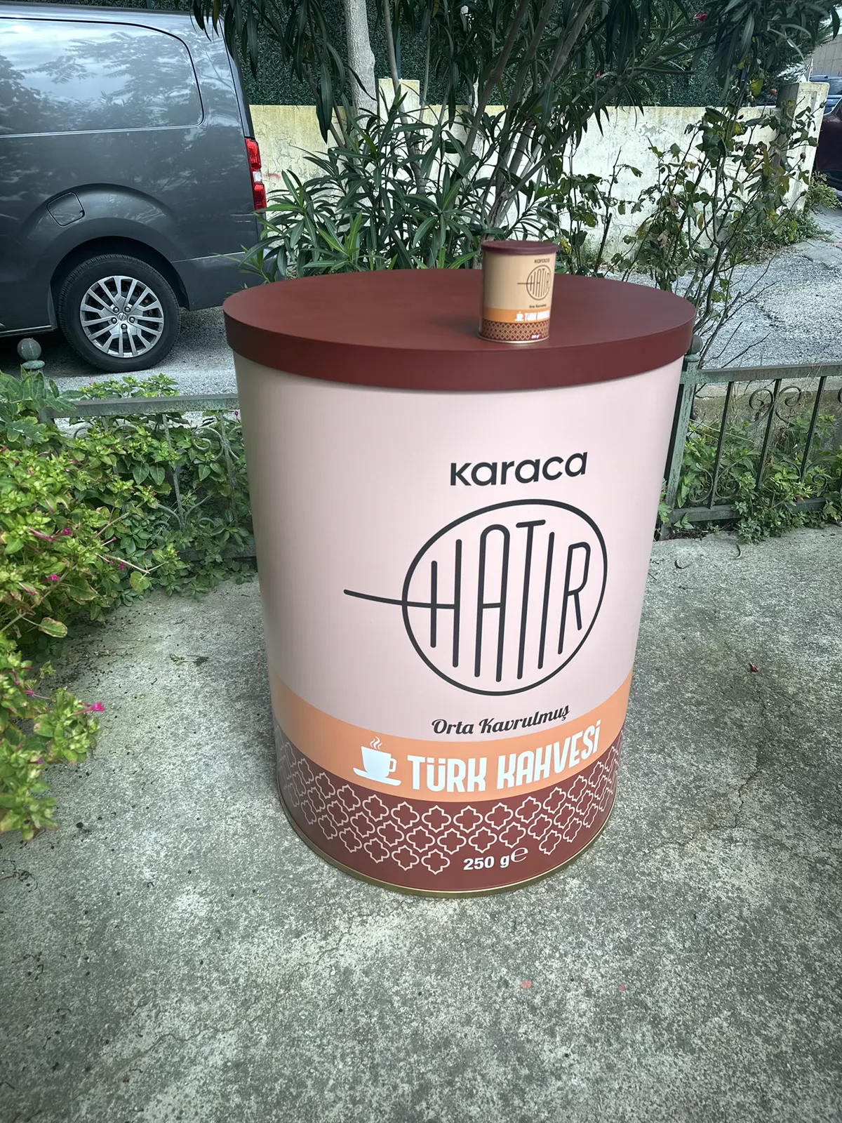 Karaca Hatır kahve ürünü büyük ölçekli reklam replikası