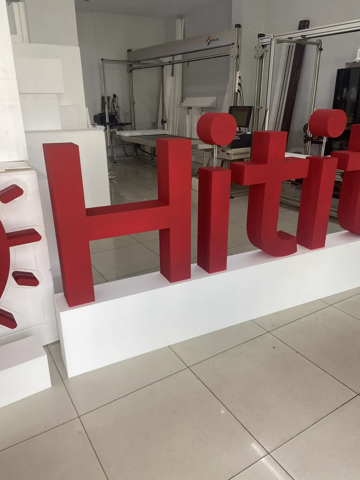 Hitit markası için kırmızı beyaz üç boyutlu harfler