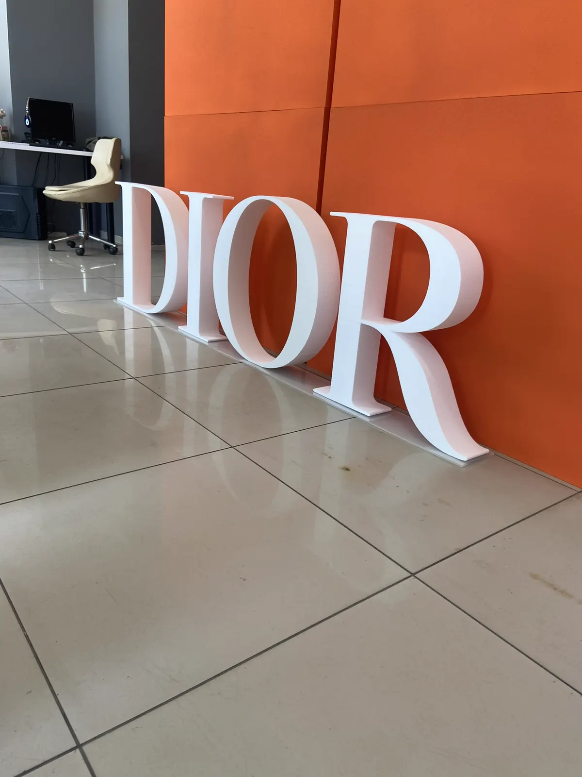 Dior markası için beyaz üç boyutlu mağaza harfleri