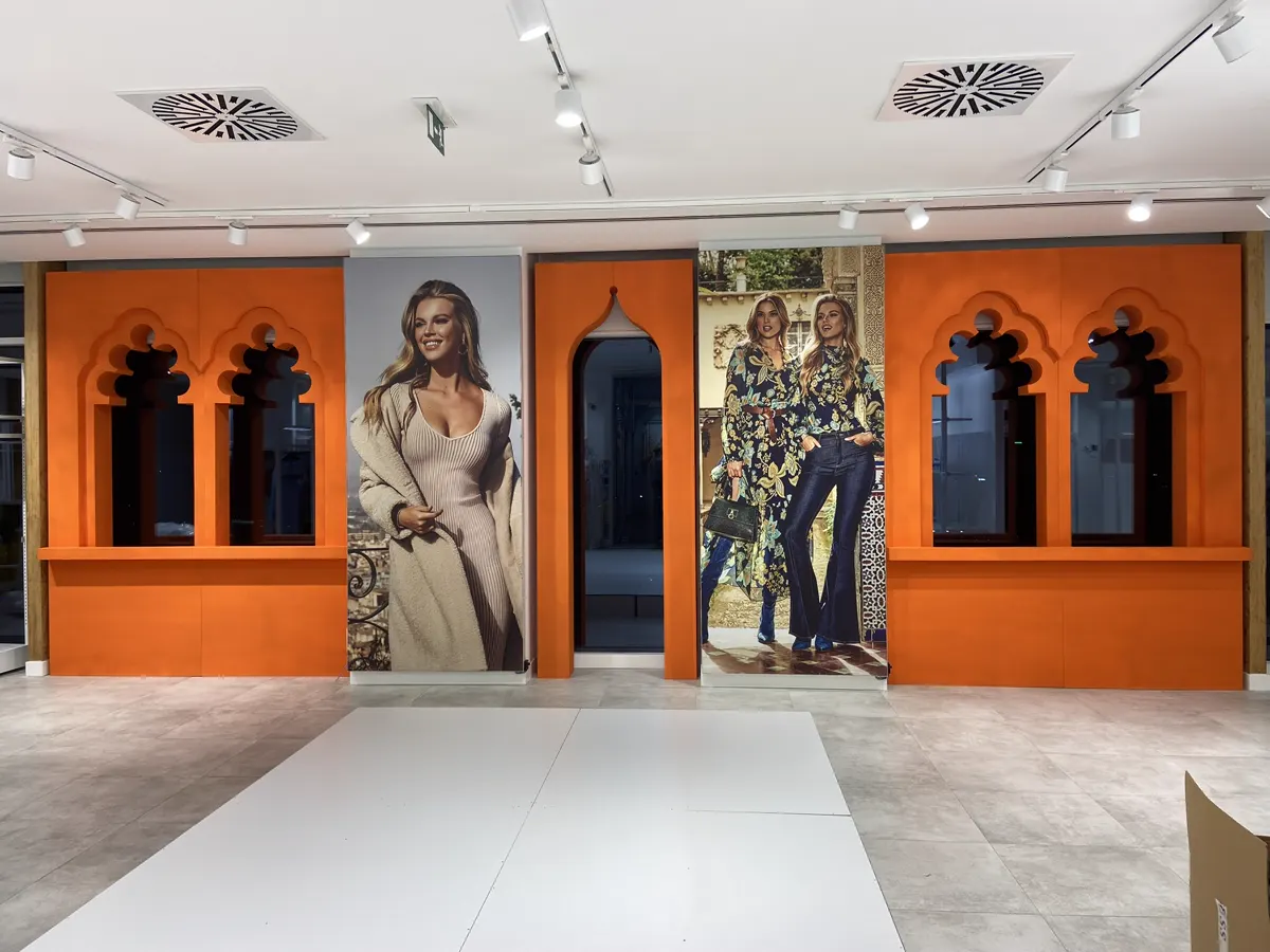 Hermès mağazası için turuncu vitrin dekoru uygulaması