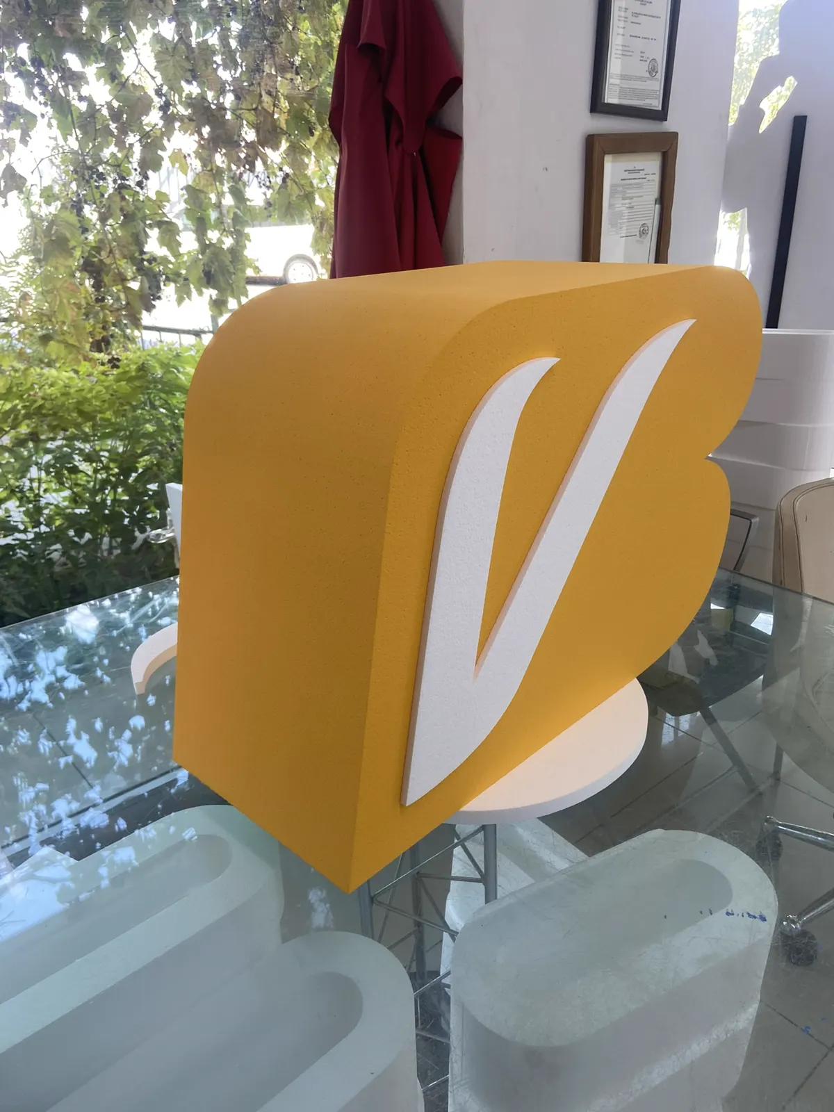 Sarı renkli markaya özel üç boyutlu logo objesi