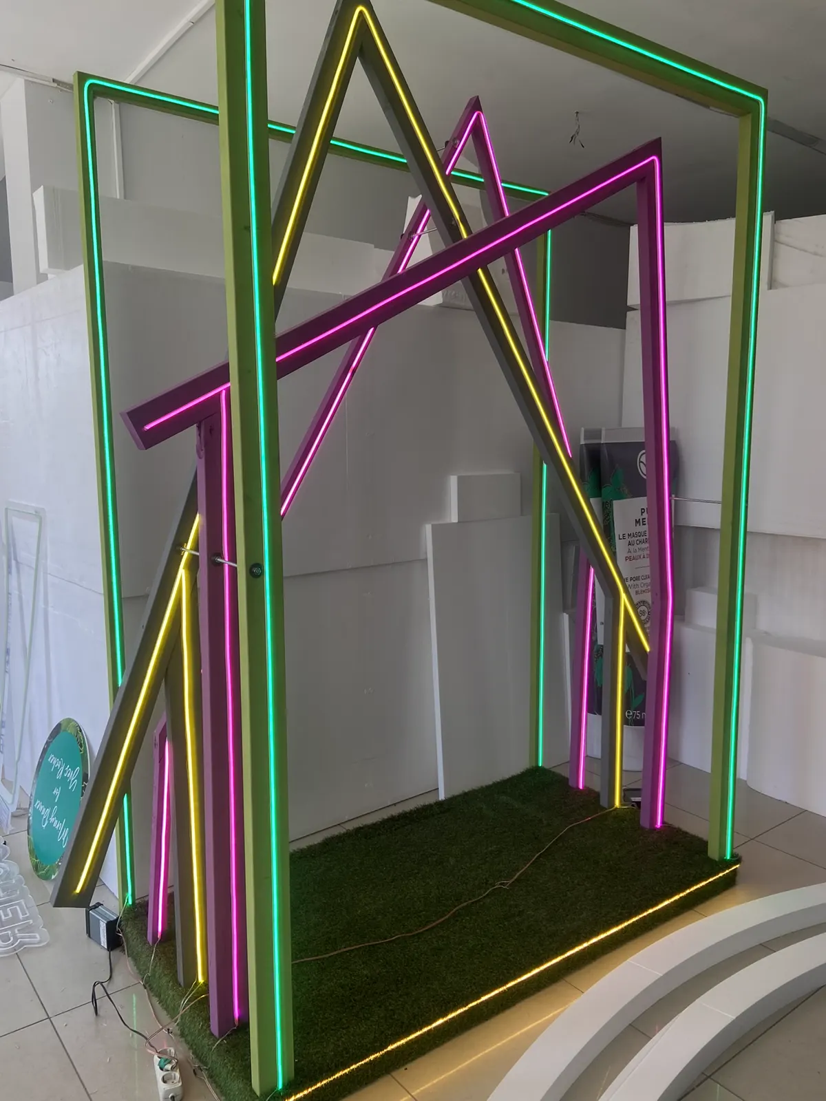 Neon çizgilerle tasarlanmış etkinlik ve fotoğraf alanı
