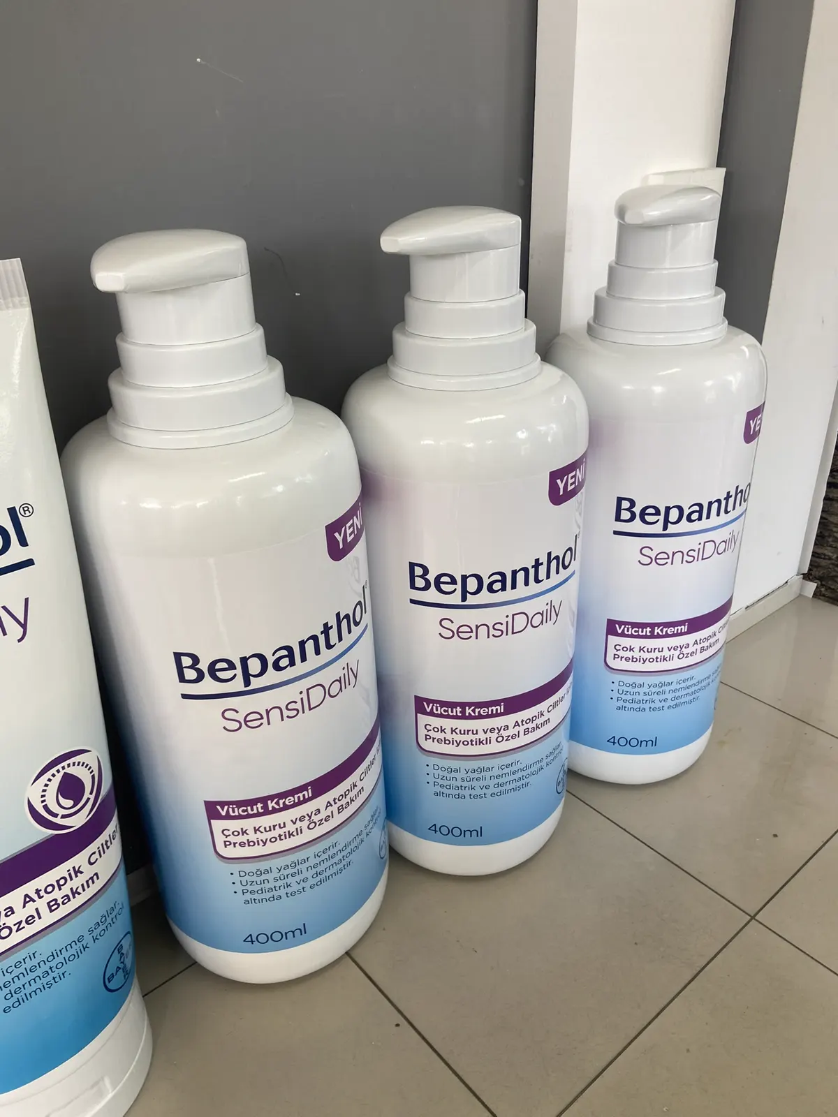 Bepanthol ürünleri büyük ölçekli reklam dummyleri