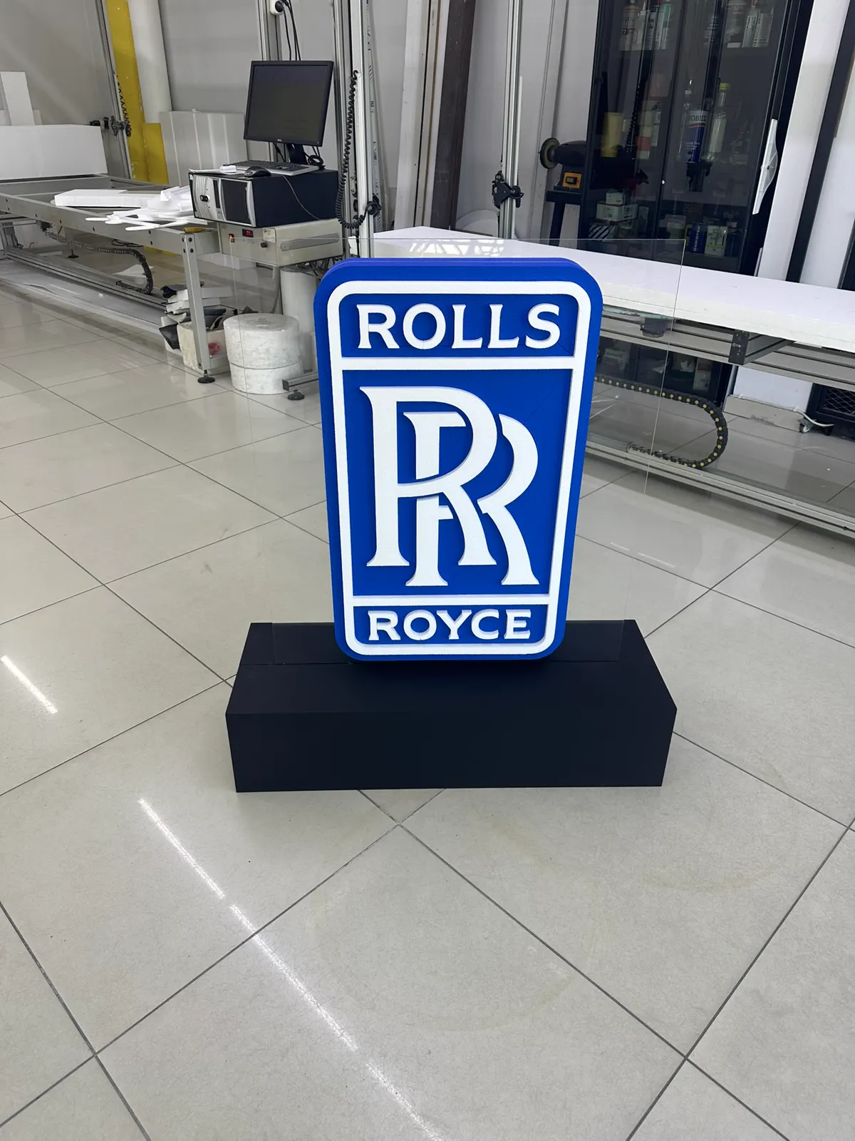 Rolls-Royce kurumsal logosu üç boyutlu tabela uygulaması