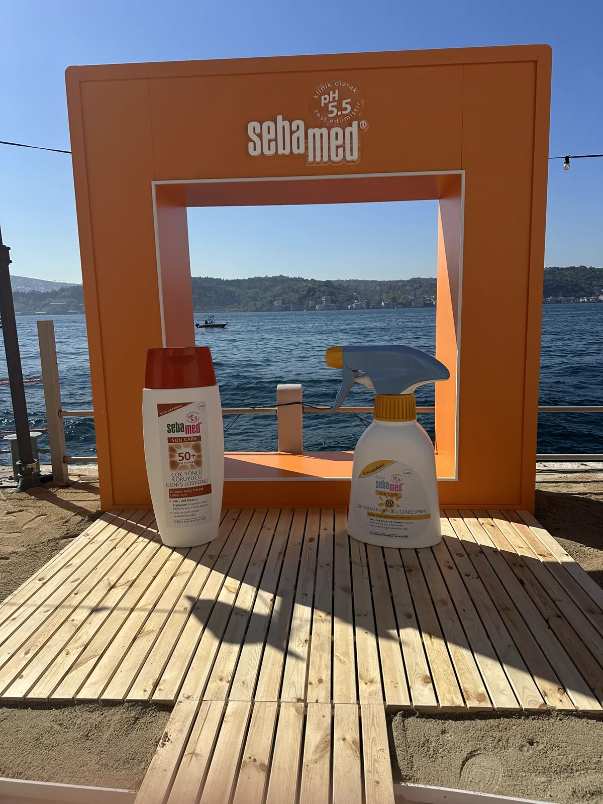Sebamed markası için açık hava fotoğraf çerçevesi