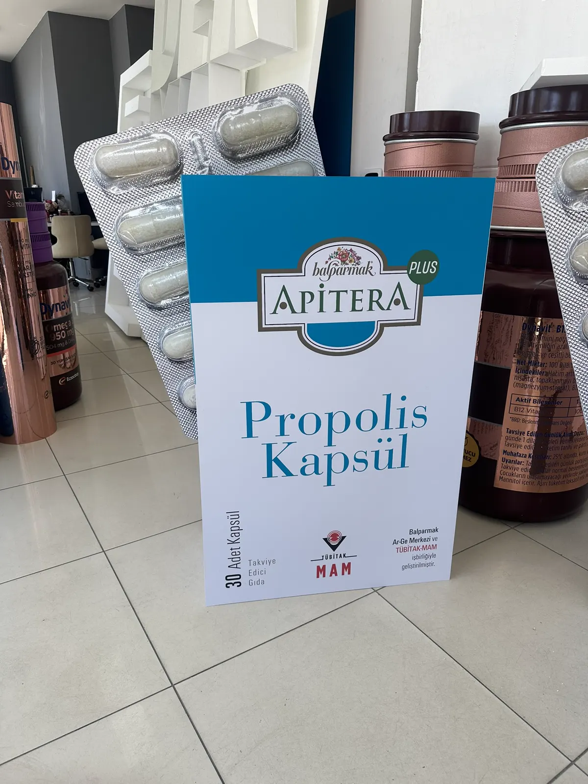 Apitera propolis kapsülü büyük ölçekli ürün replikası