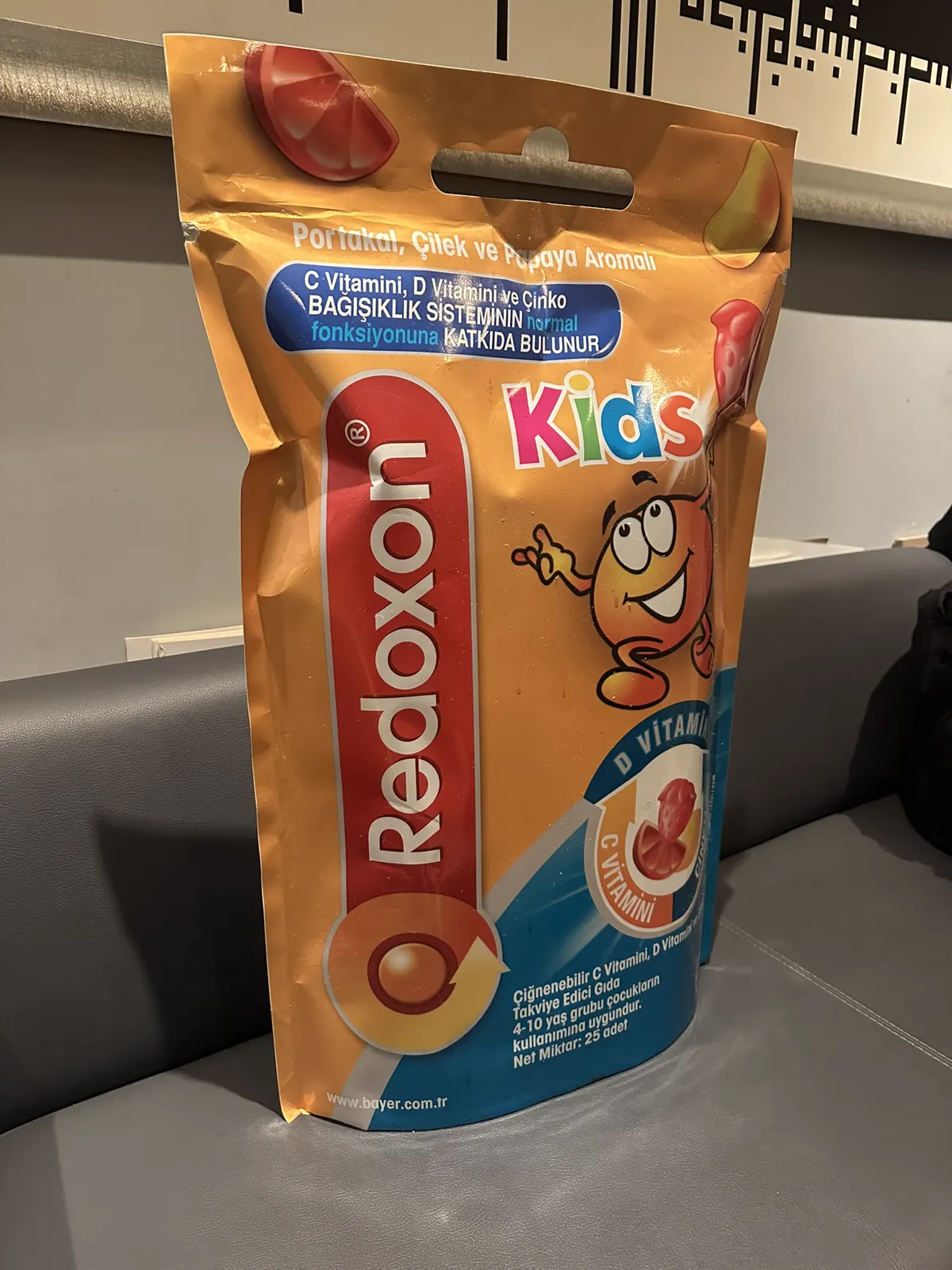 Redoxon Kids ürün ambalajı büyük ölçekli reklam replikası